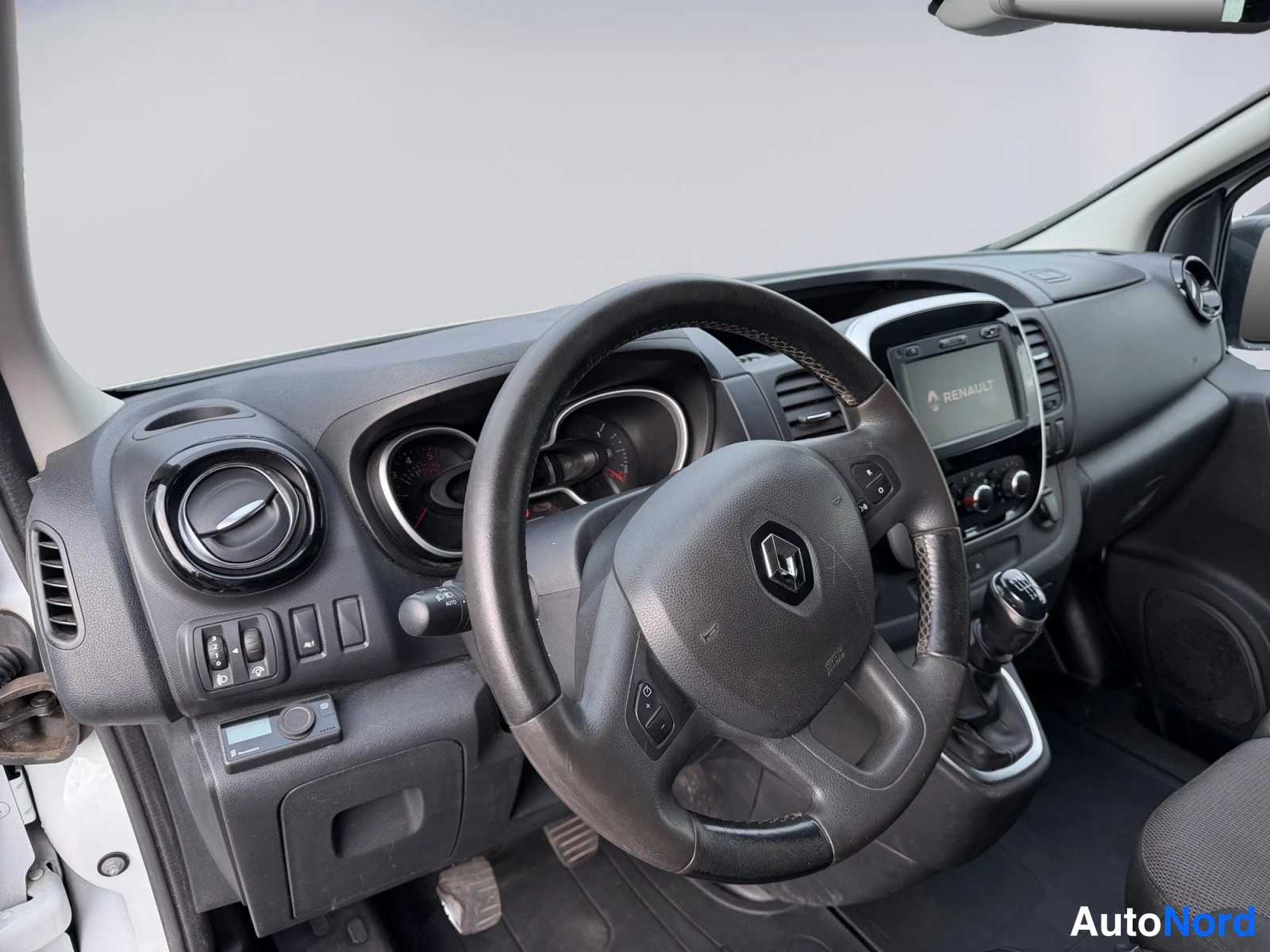 Valkoinen Renault Trafic 2020, ohjaamo, kuva 10