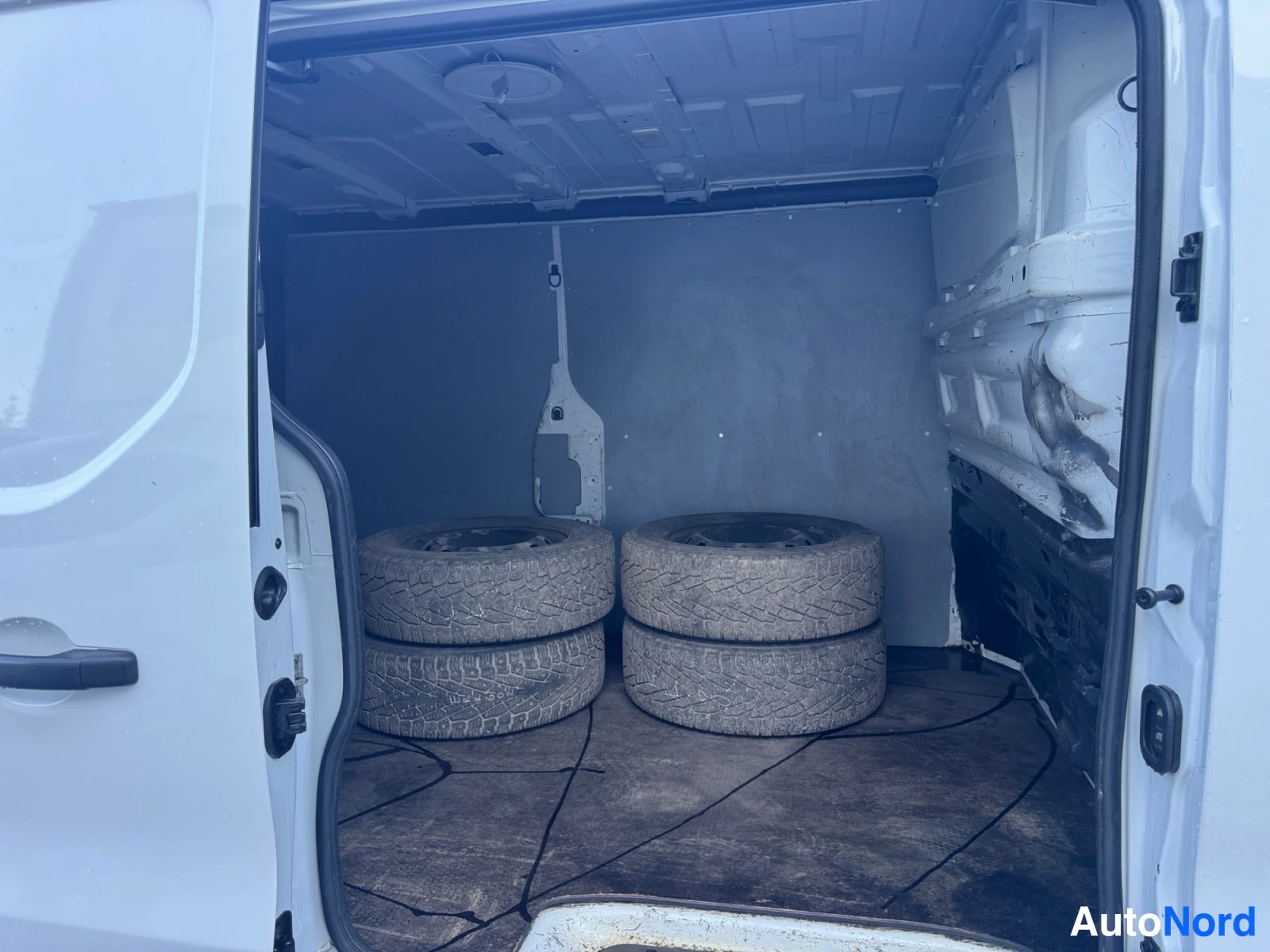 Valkoinen Renault Trafic 2020, tavaratila, kuva 11