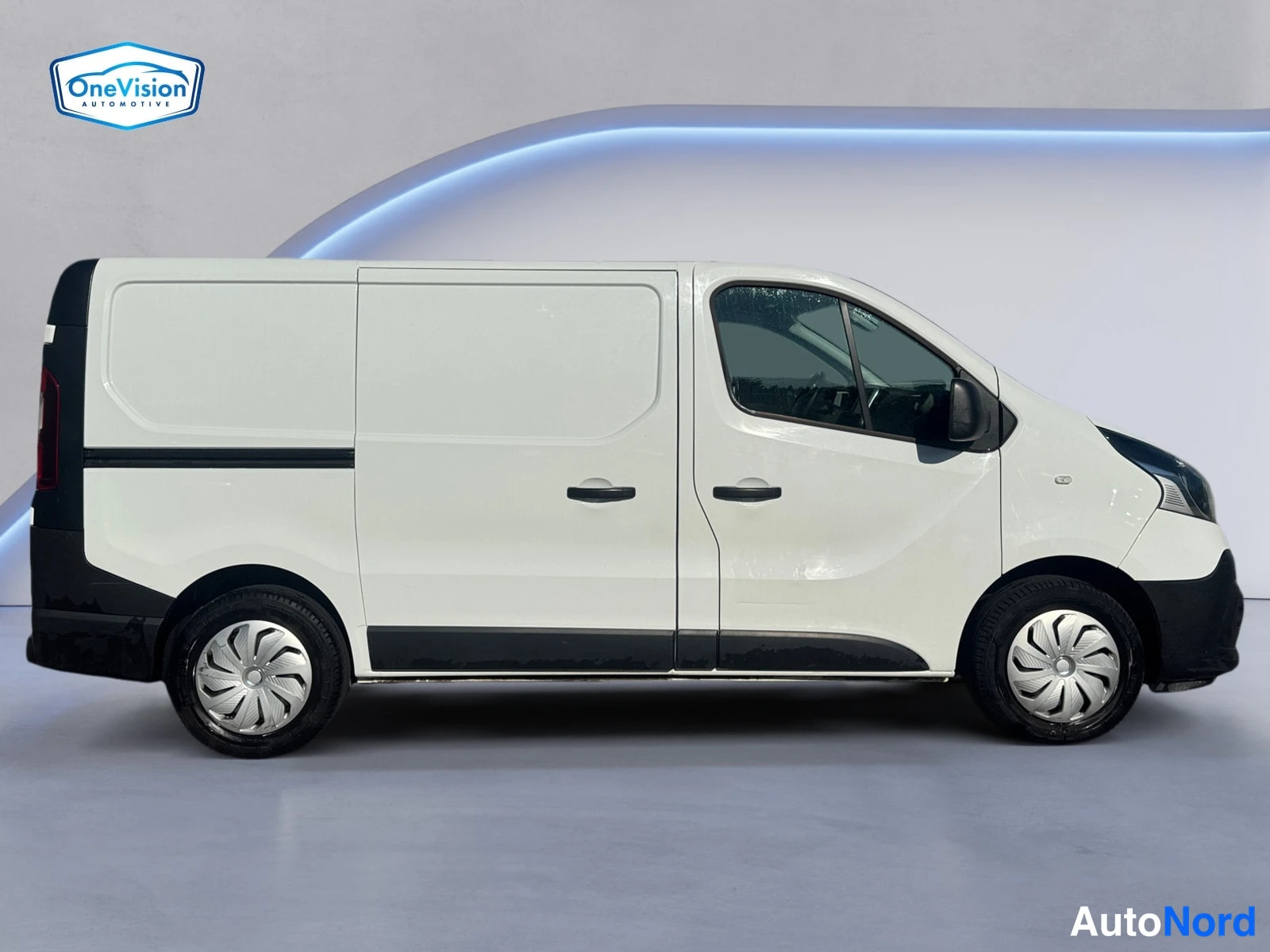 Valkoinen Renault Trafic 2020, etuviisto, keula oikealle, kuva 2
