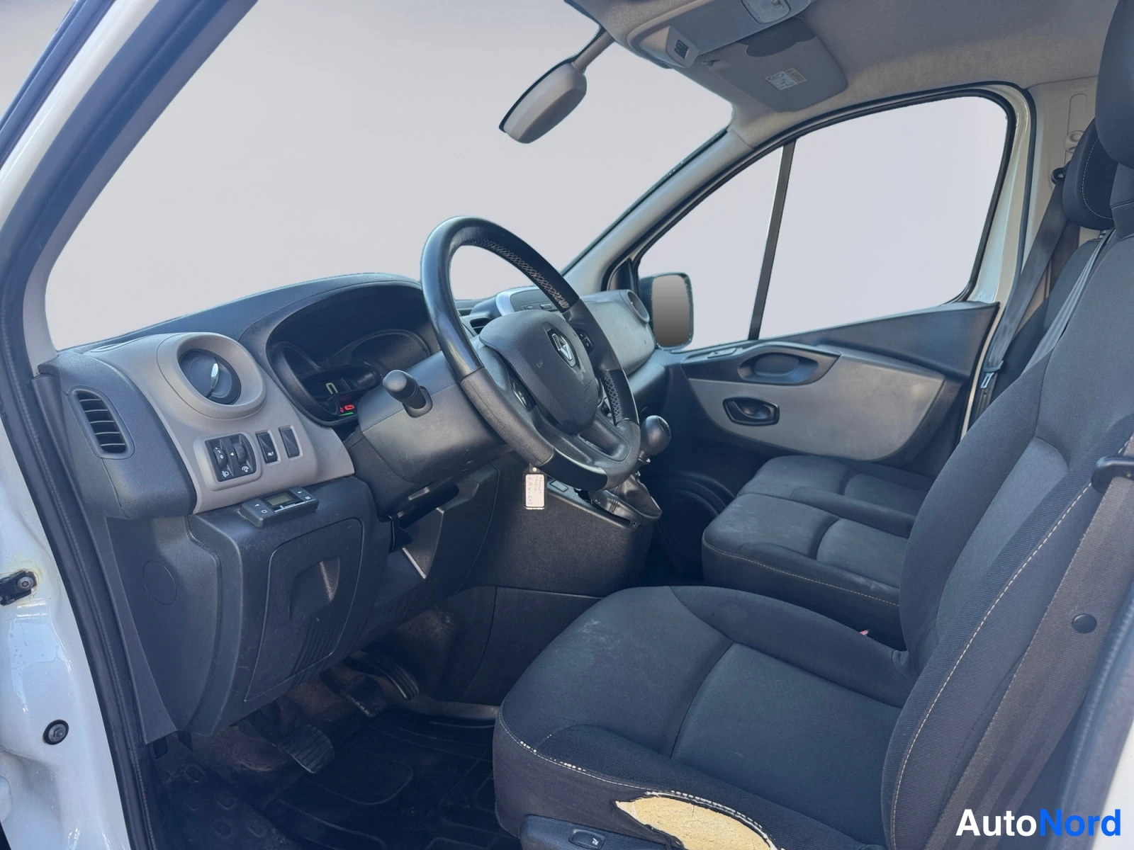 Valkoinen Renault Trafic 2020, ohjaamo, kuva 9