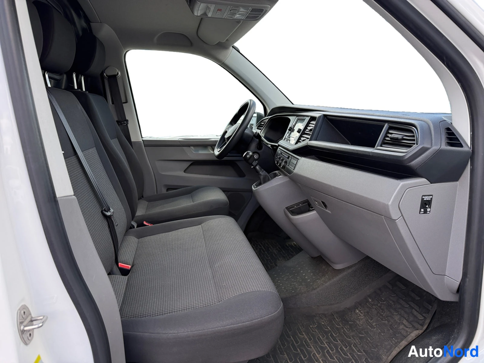 Valkoinen Volkswagen Transporter 2021, etuistuimet, kuva 12