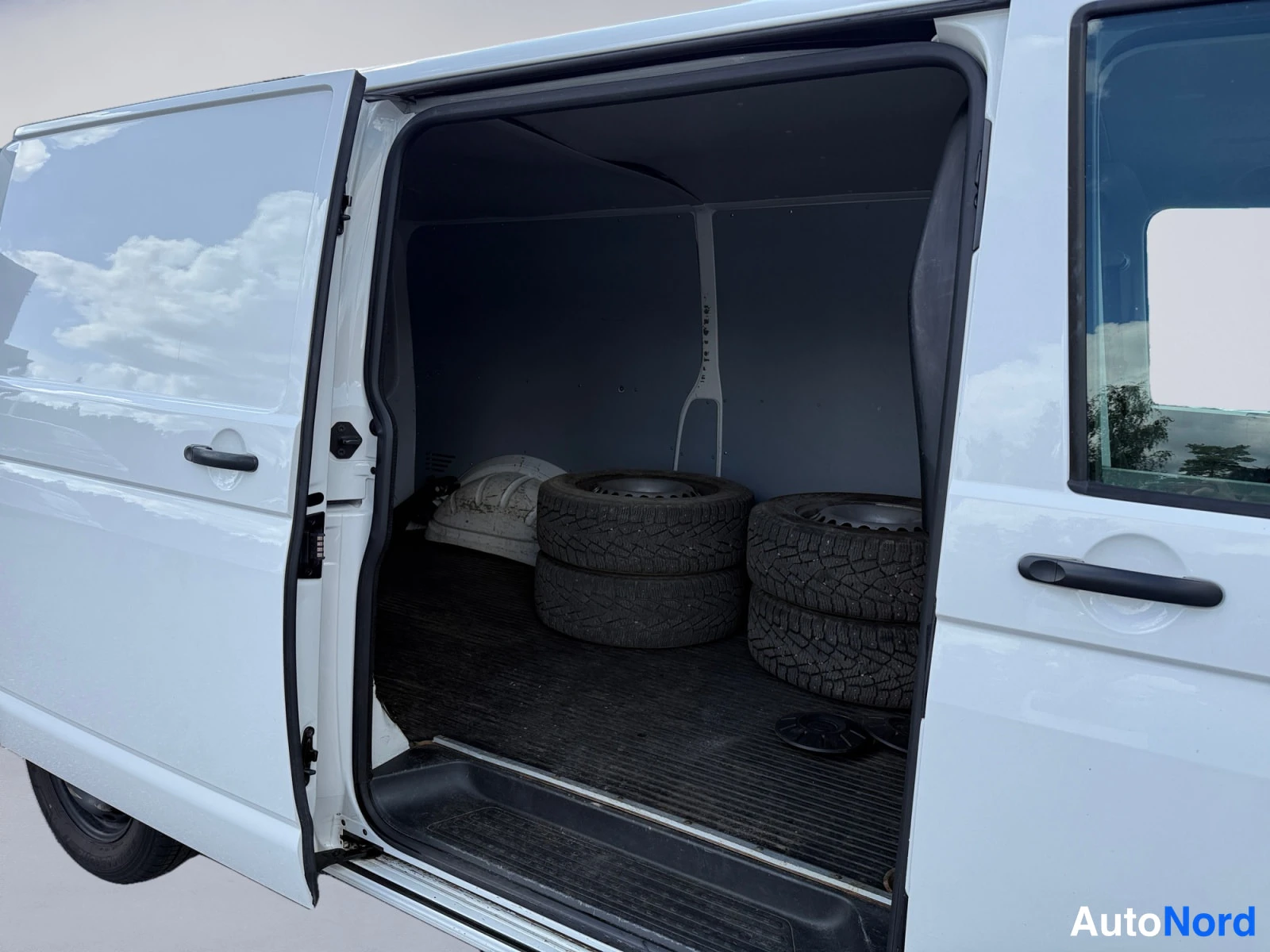 Valkoinen Volkswagen Transporter 2021, sivulta, kuva 5