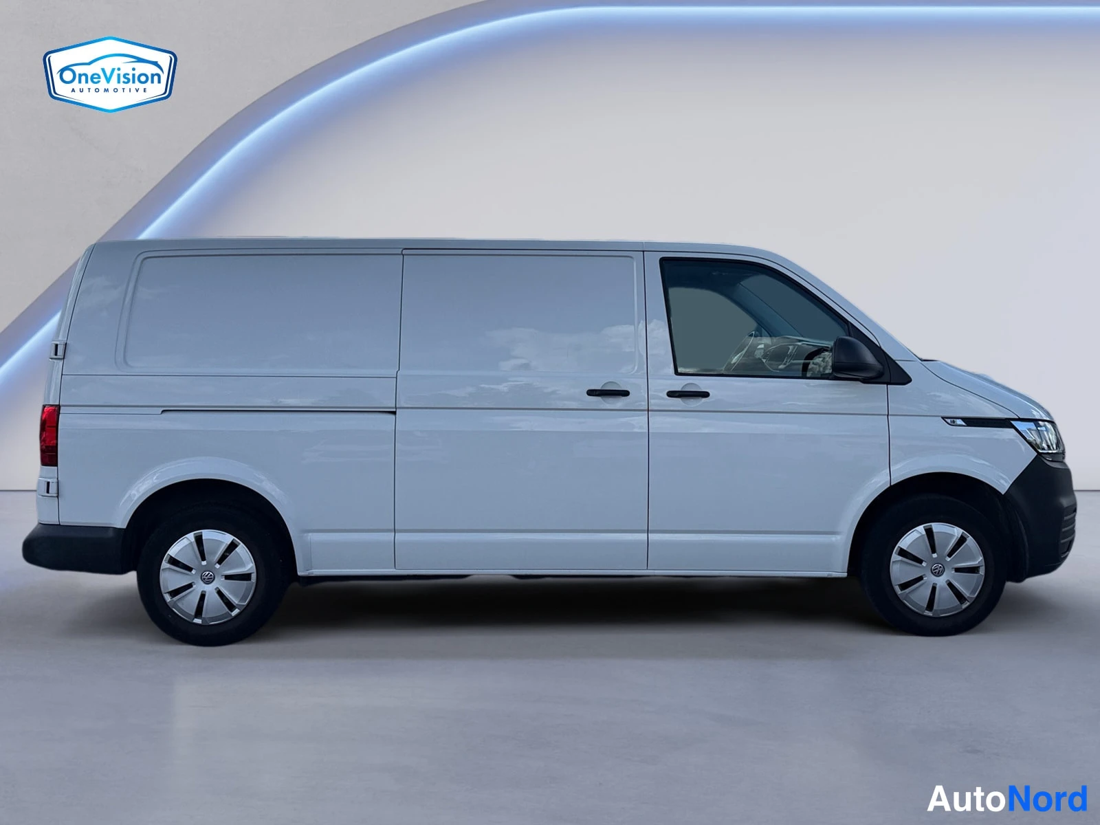 Valkoinen Volkswagen Transporter 2021, sivulta, kuva 4