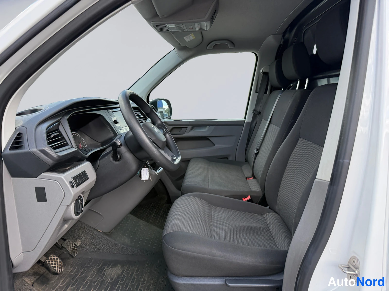 Valkoinen Volkswagen Transporter 2021, etuistuimet, kuva 11
