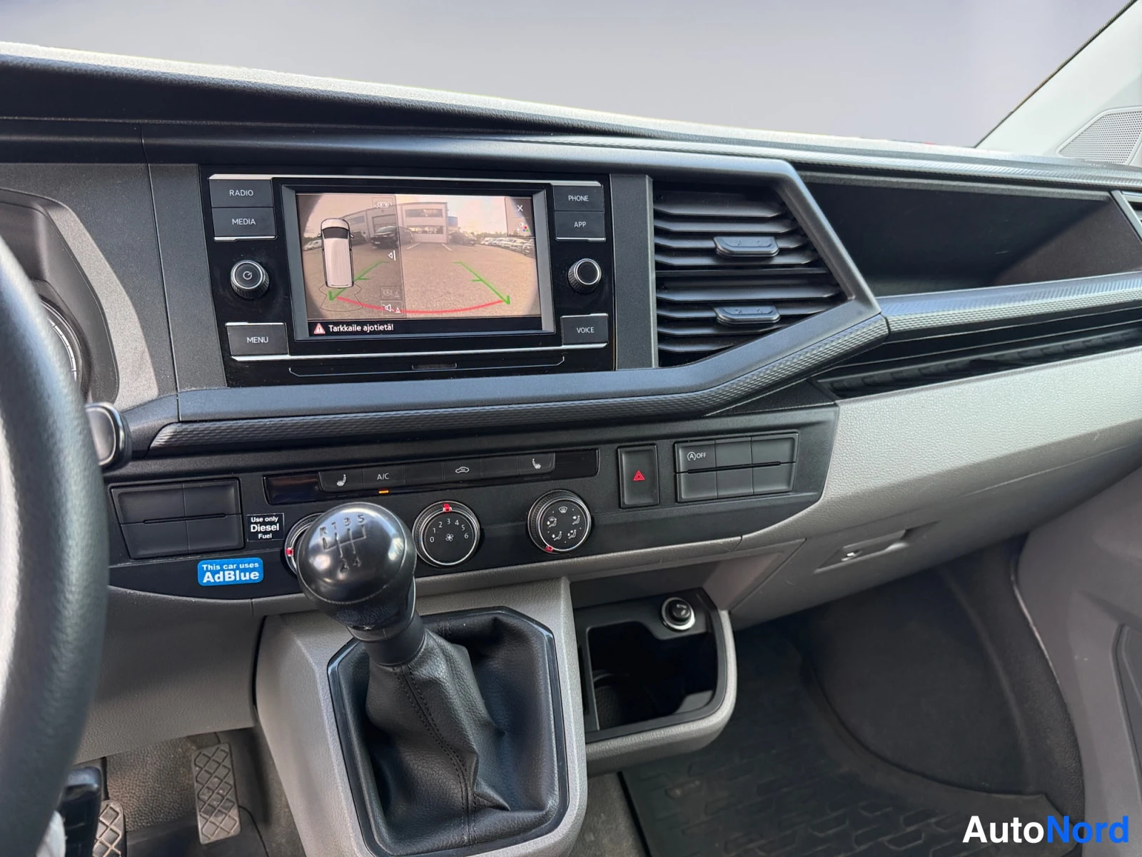 Valkoinen Volkswagen Transporter 2021, ohjaamo, kuva 10