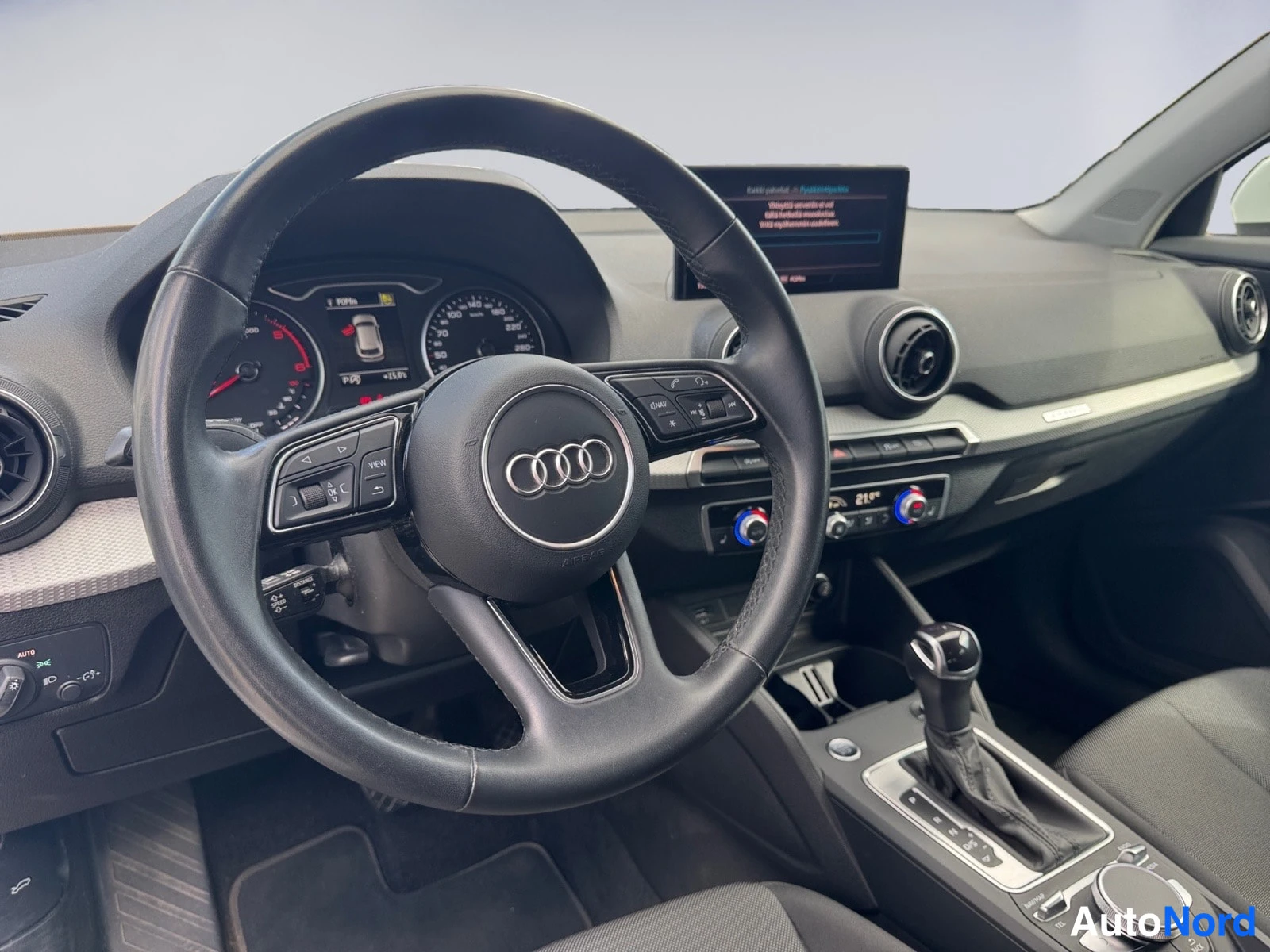 Valkoinen Audi Q2 2022, ohjaamo, kuva 11