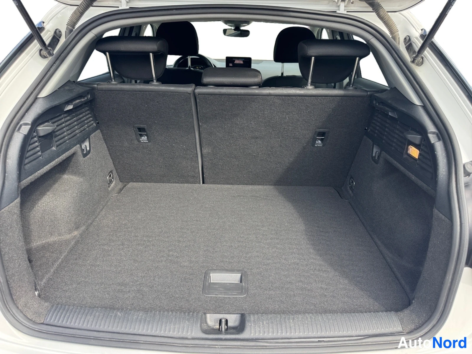 Valkoinen Audi Q2 2022, tavaratila, kuva 14