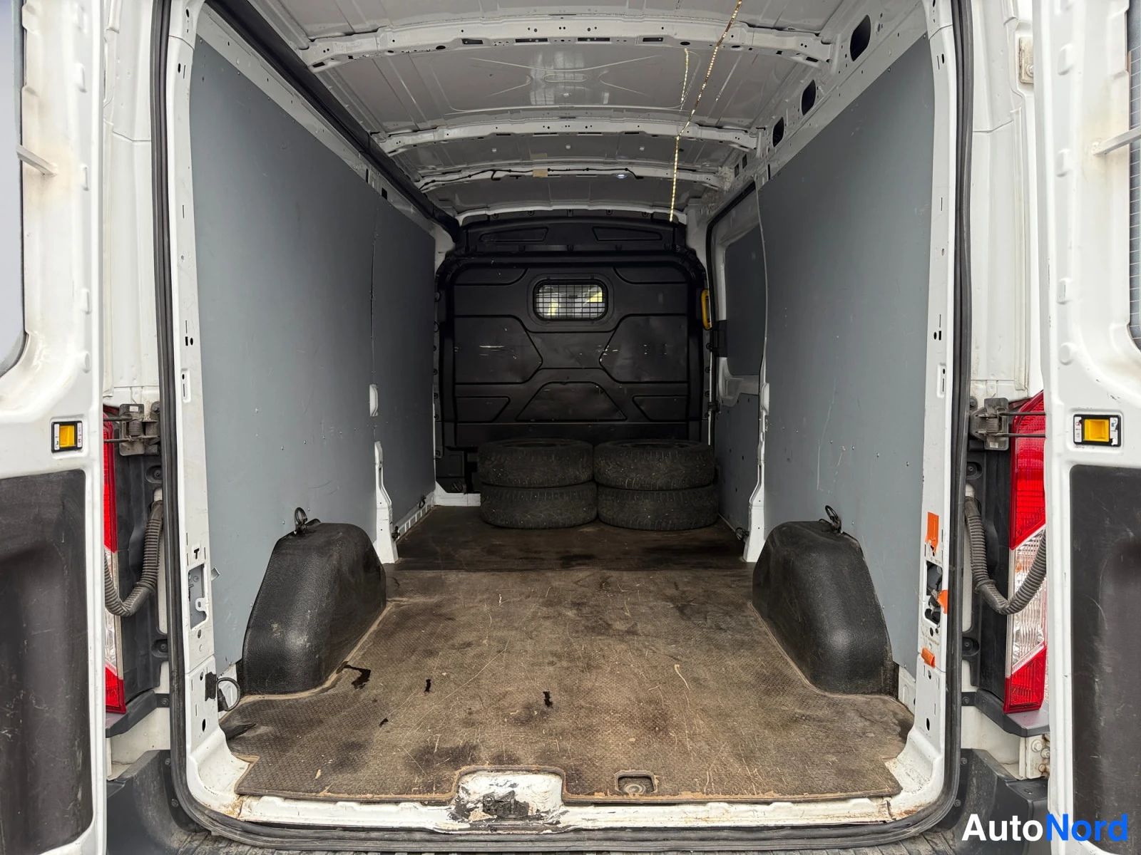 Valkoinen Ford Transit 2014, tavaratila, kuva 12