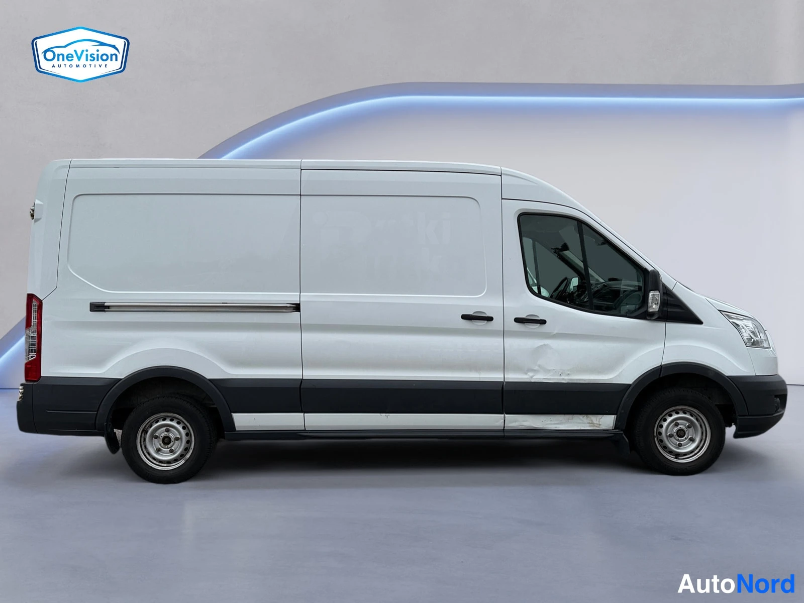 Valkoinen Ford Transit 2014, sivulta, kuva 4
