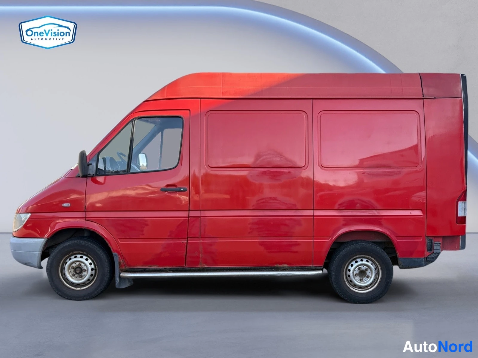Punainen Mercedes-Benz Sprinter 2005, sivulta, kuva 4