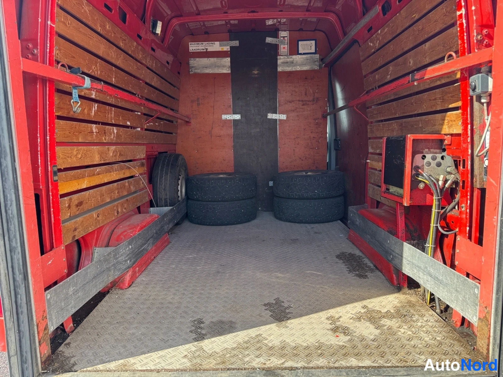 Punainen Mercedes-Benz Sprinter 2005, tavaratila, kuva 13