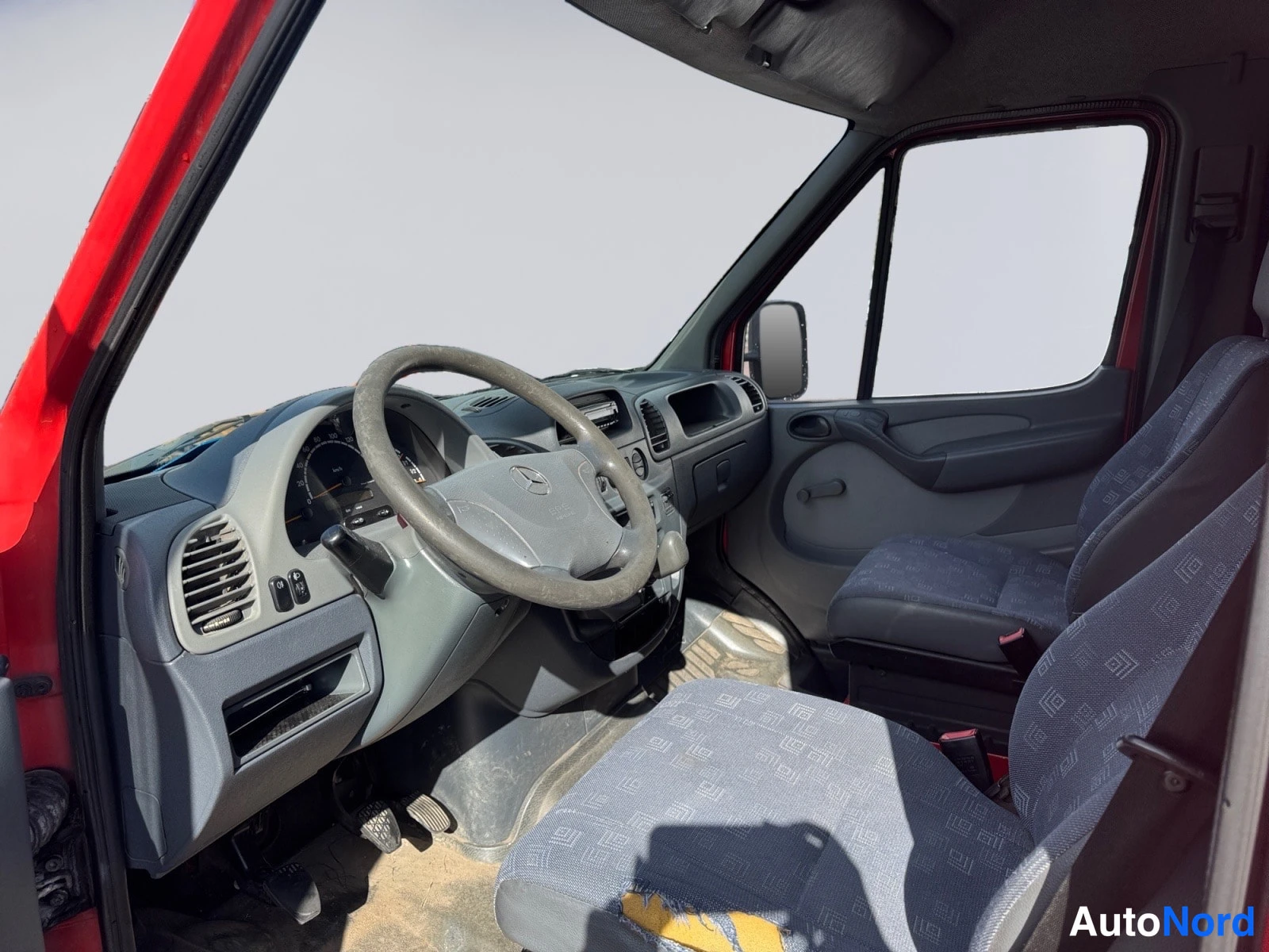 Punainen Mercedes-Benz Sprinter 2005, ohjaamo, kuva 10
