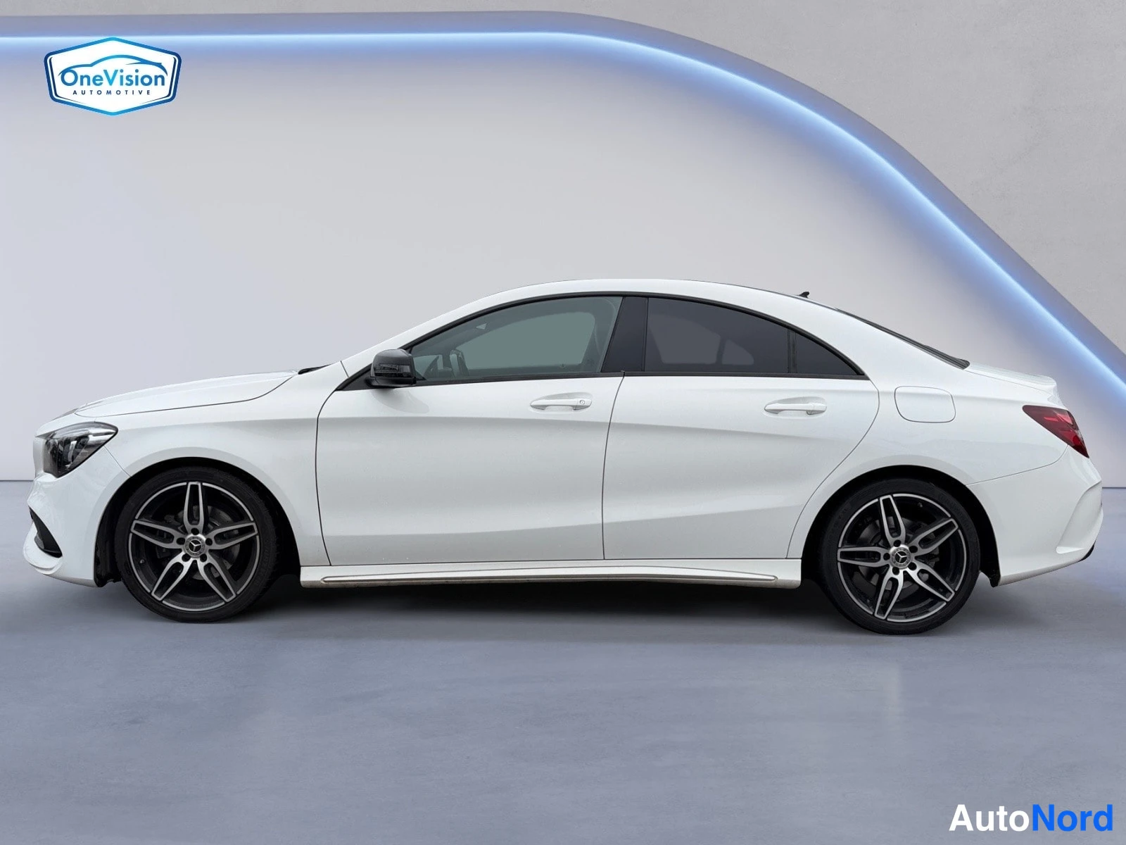 Valkoinen Mercedes-Benz CLA 2019, sivulta, kuva 4
