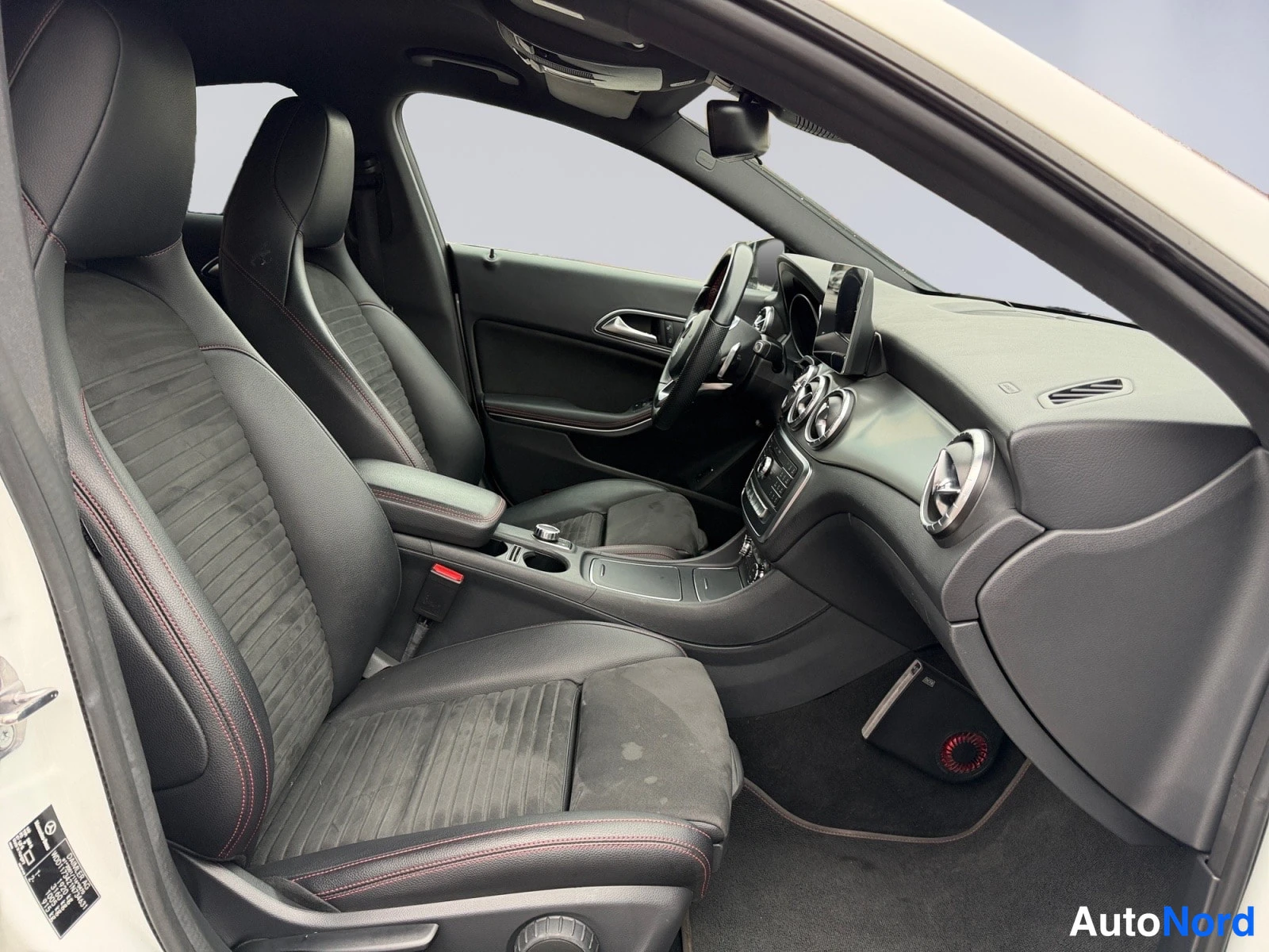 Valkoinen Mercedes-Benz CLA 2019, ohjaamo, kuva 12