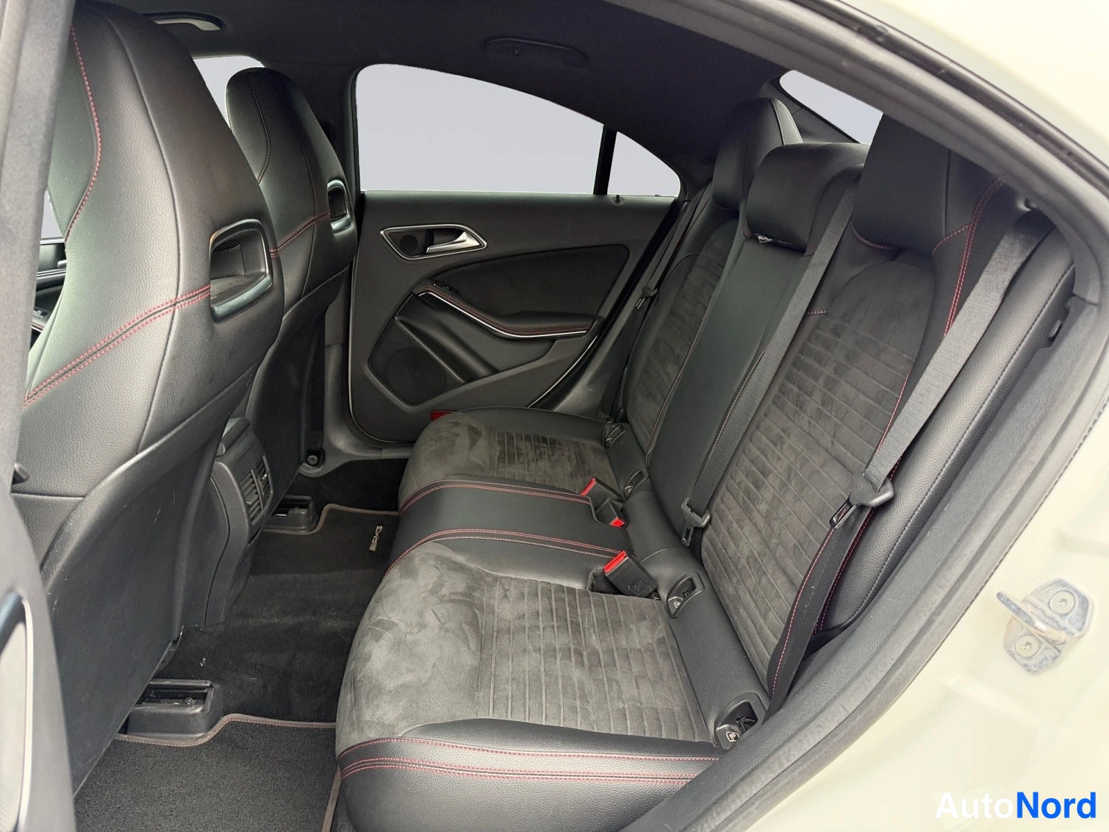 Valkoinen Mercedes-Benz CLA 2019, takaistuimet, kuva 13