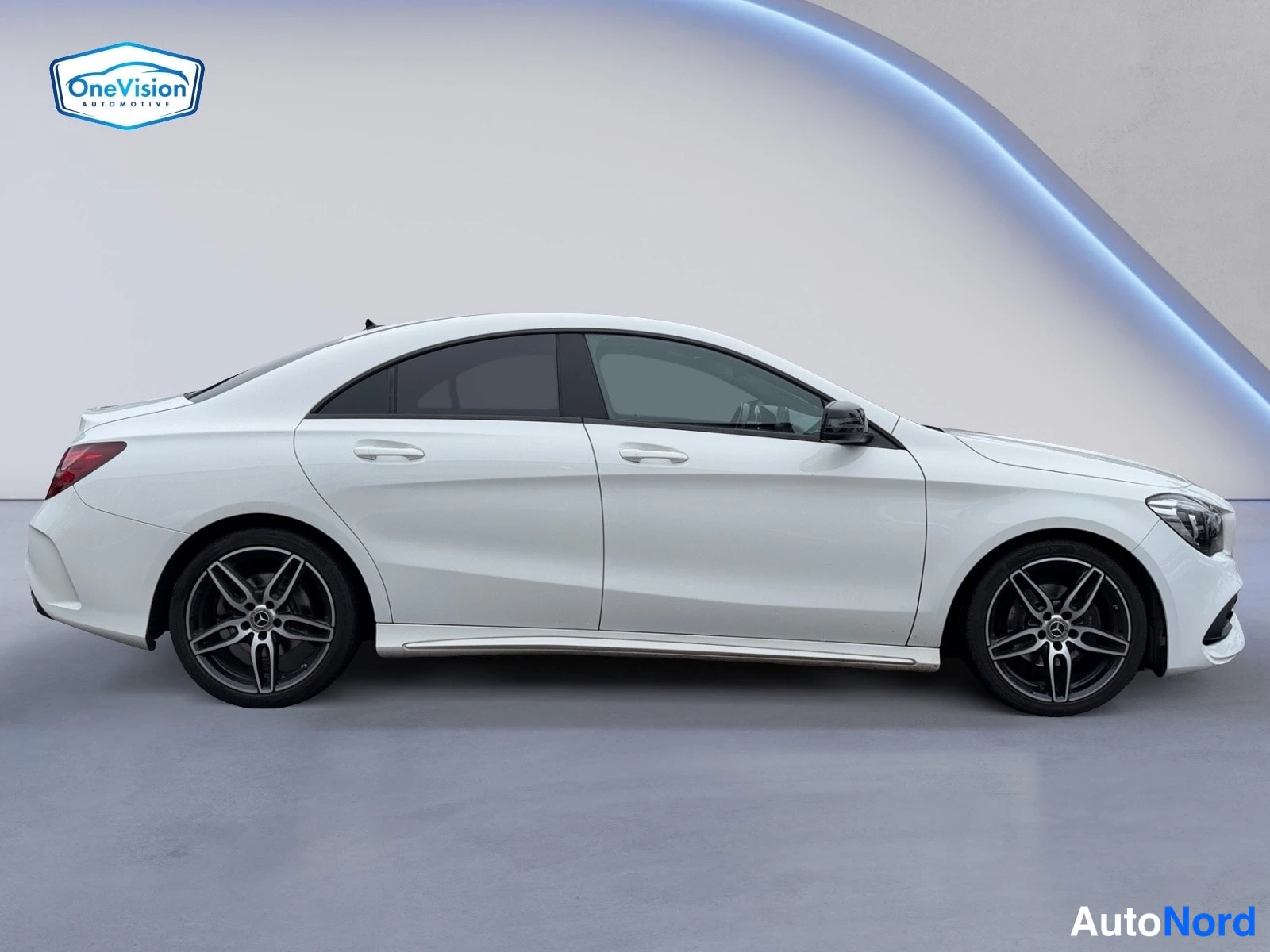 Valkoinen Mercedes-Benz CLA 2019, sivulta, kuva 5