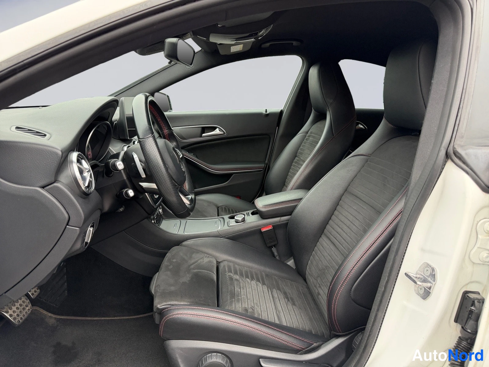 Valkoinen Mercedes-Benz CLA 2019, ohjaamo, kuva 9