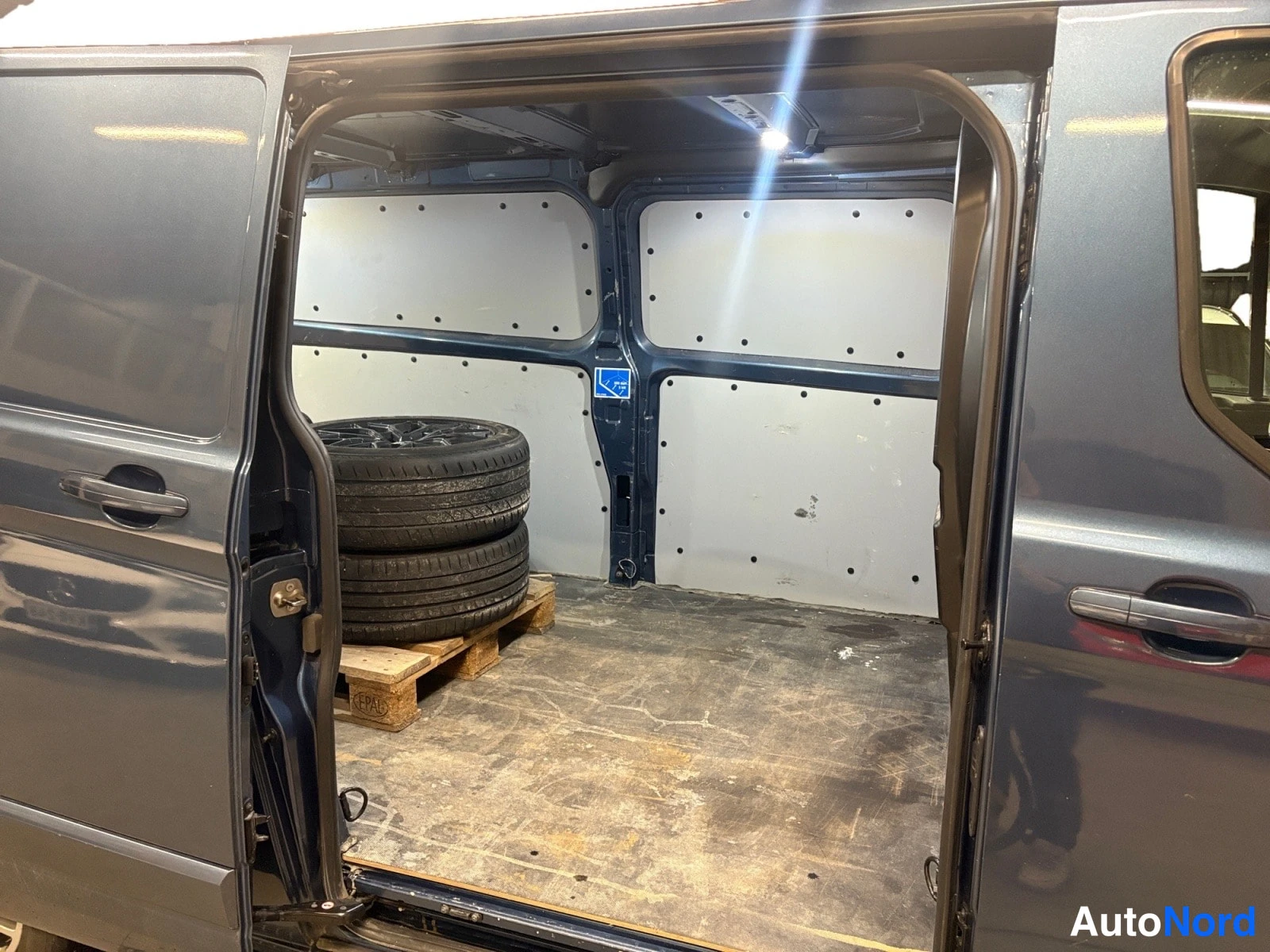 Sininen Ford Transit Custom 2021, tavaratila, kuva 13