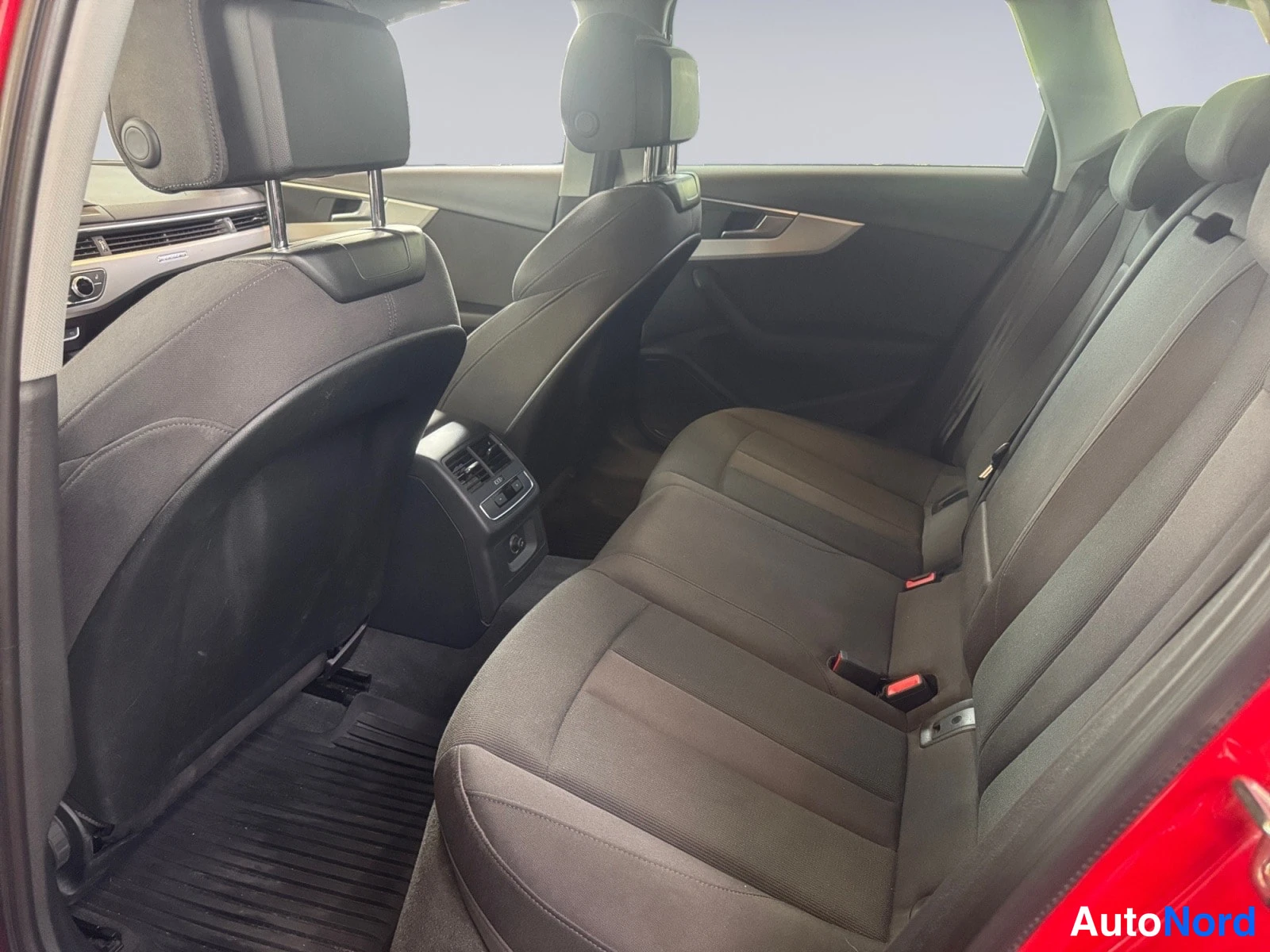 Punainen Audi A4 2020, takaistuimet, kuva 12