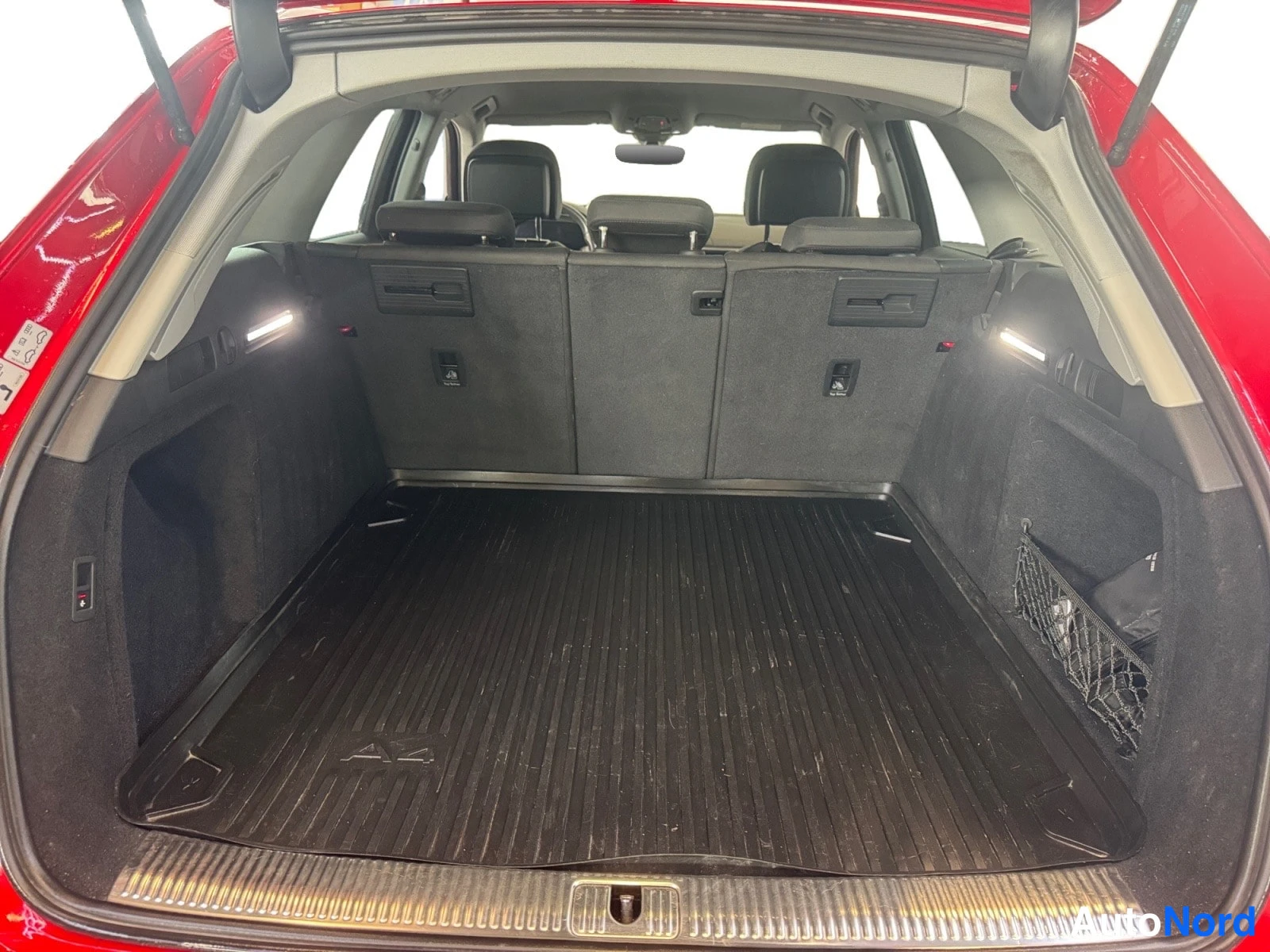 Punainen Audi A4 2020, tavaratila, kuva 14