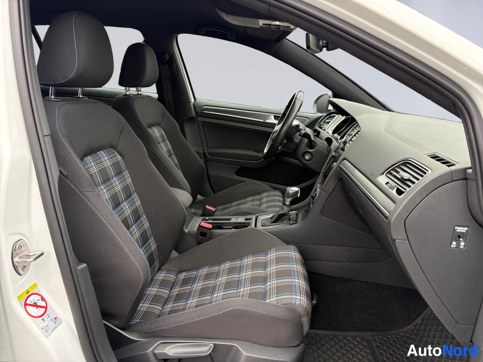 Valkoinen Volkswagen Golf 2020, etuistuimet, kuva 10