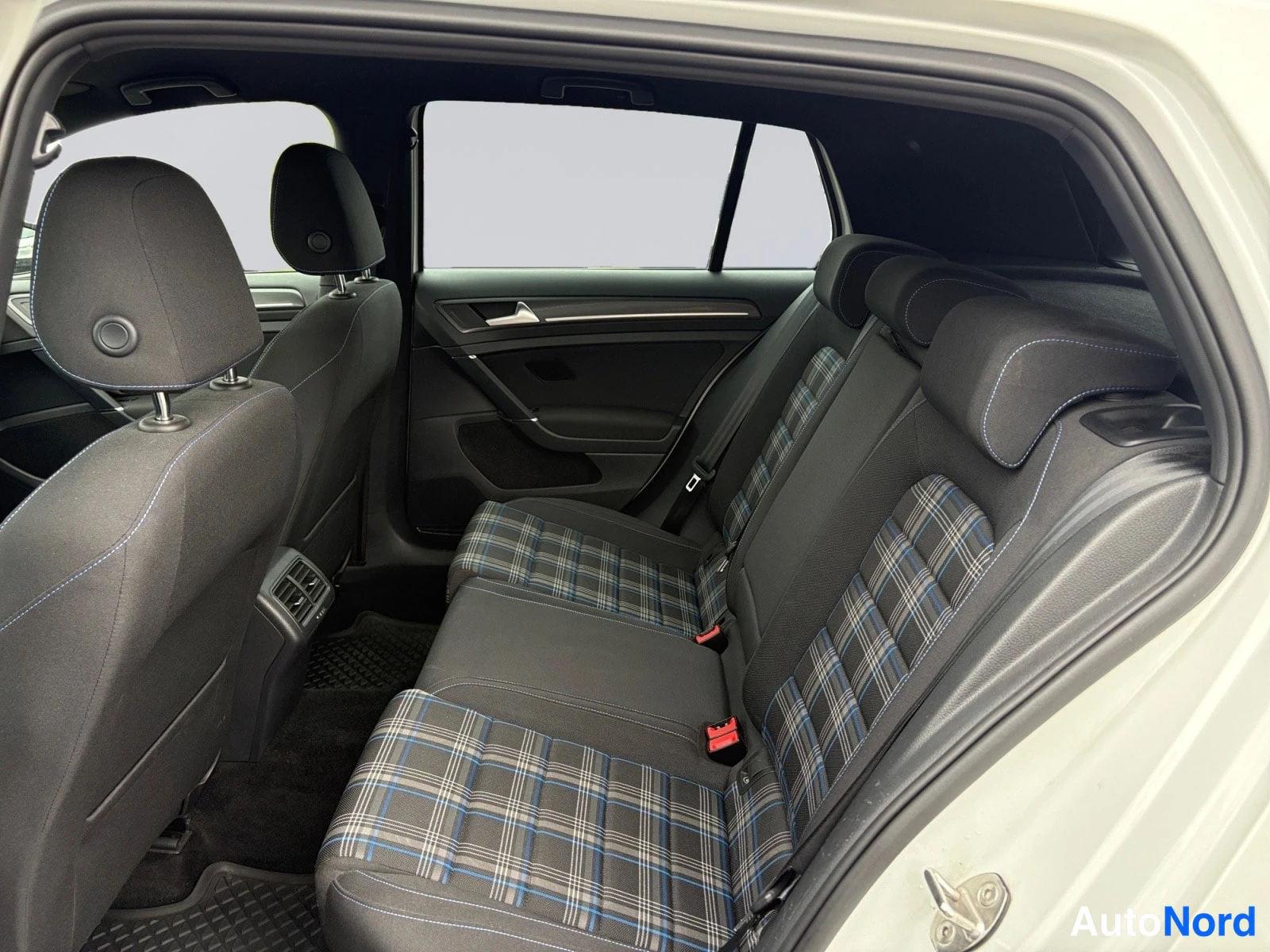 Valkoinen Volkswagen Golf 2020, takaistuimet, kuva 11