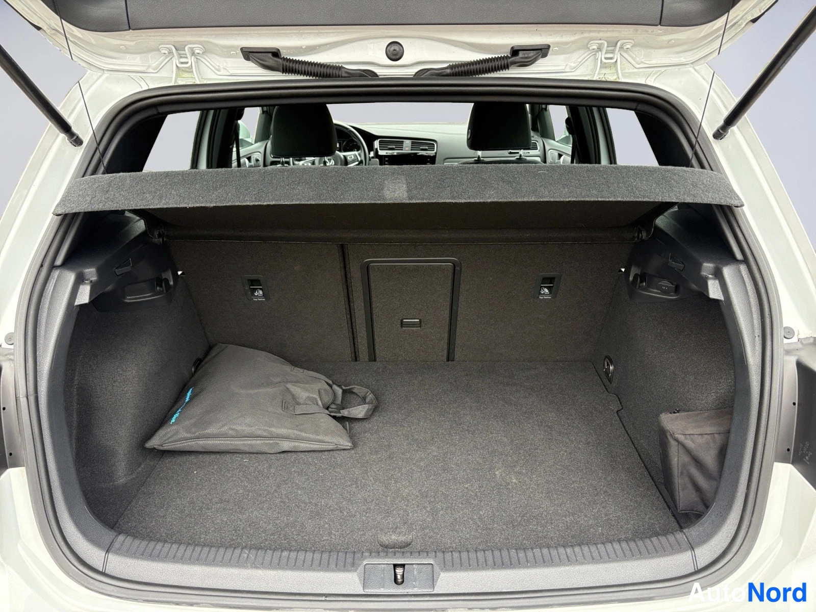 Valkoinen Volkswagen Golf 2020, tavaratila, kuva 12