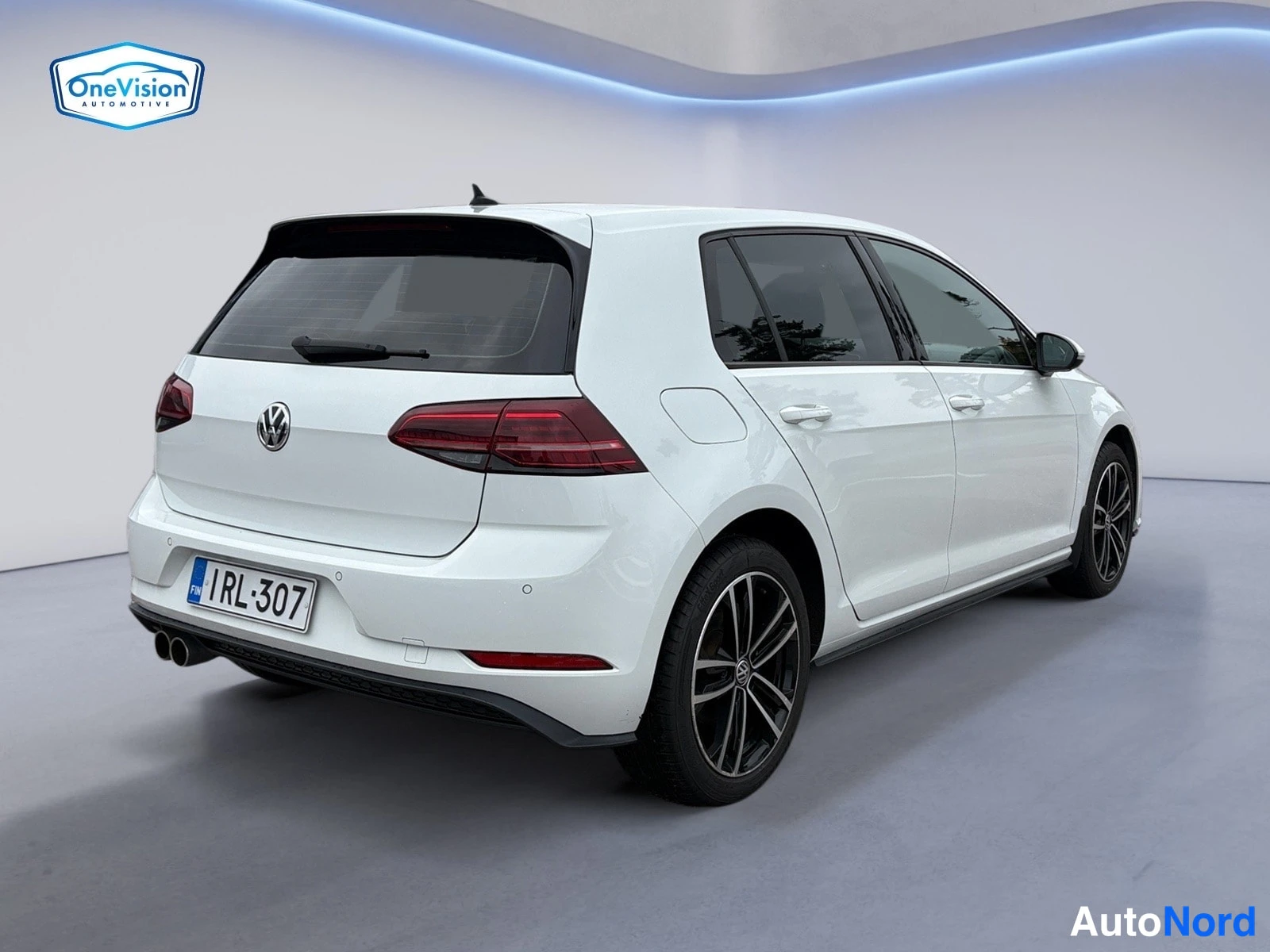 Valkoinen Volkswagen Golf 2020, takaviisto, kuva 7