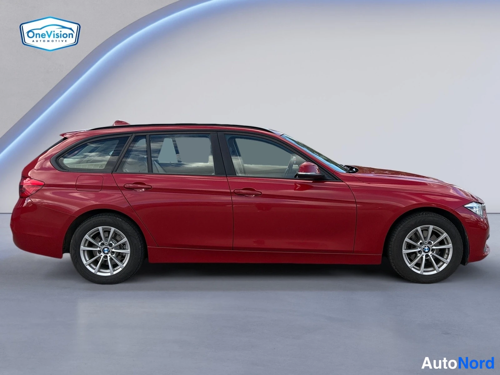 Punainen BMW 320i xDrive 2017, sivulta, kuva 4