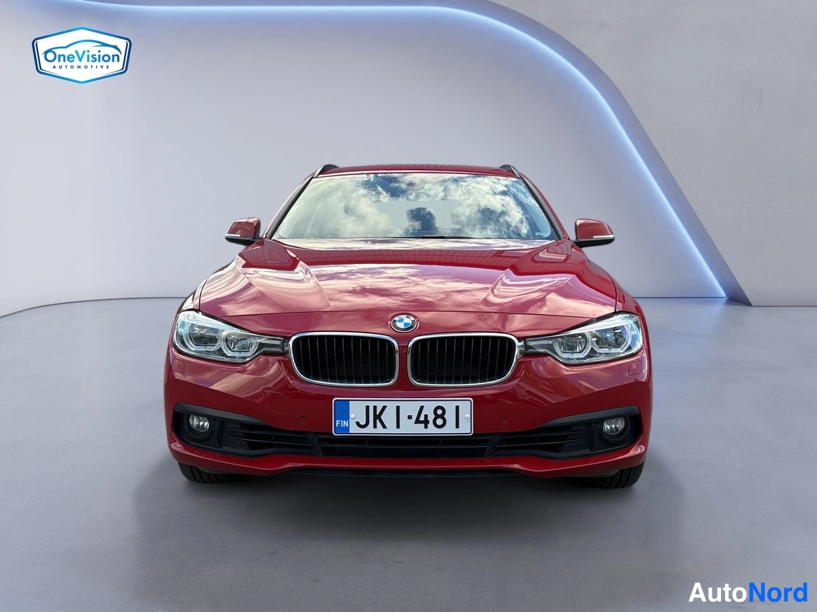 Punainen BMW 320i xDrive 2017, edestä, kuva 3