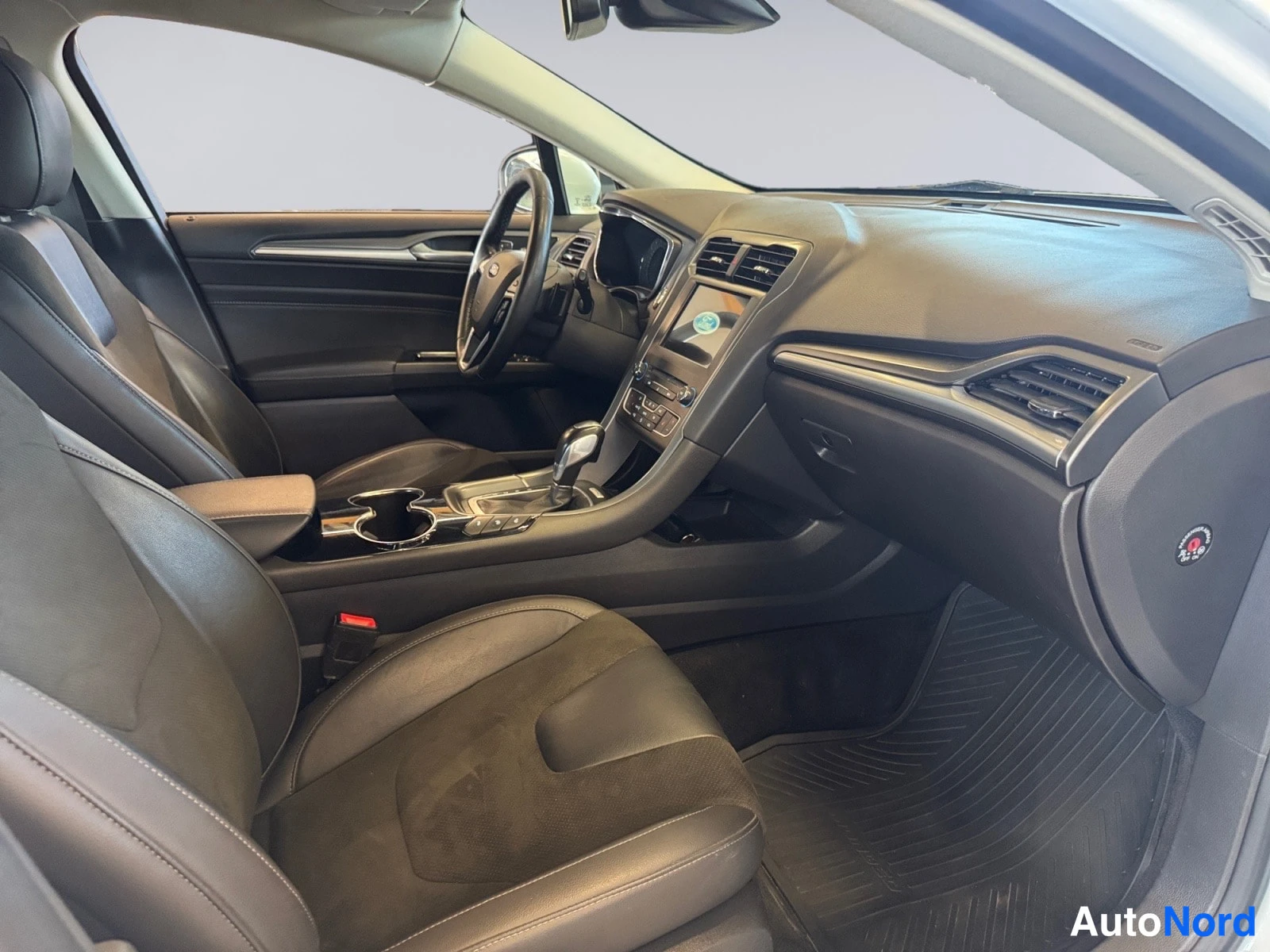 Valkoinen Ford Mondeo 2017, ohjaamo, kuva 9