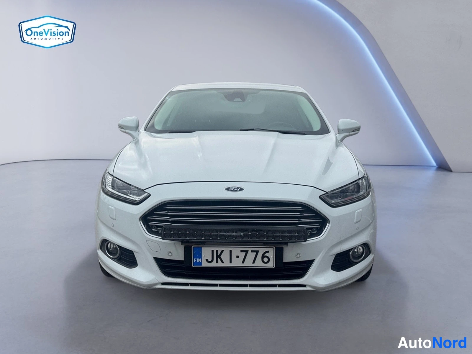 Valkoinen Ford Mondeo 2017, edestä, kuva 3