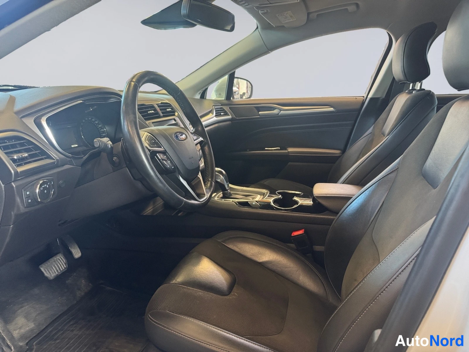 Valkoinen Ford Mondeo 2017, ohjaamo, kuva 10