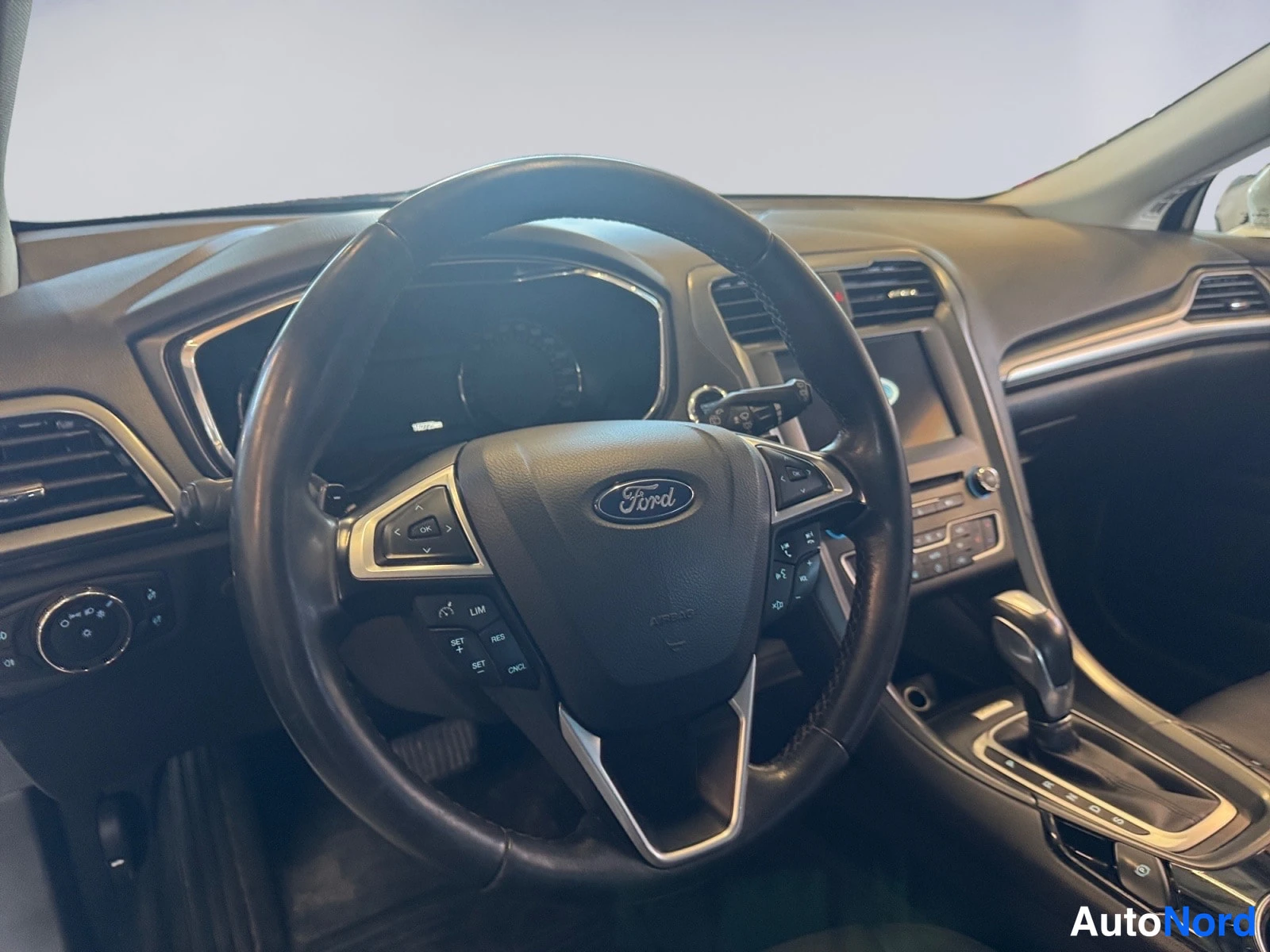 Valkoinen Ford Mondeo 2017, ohjaamo, kuva 11