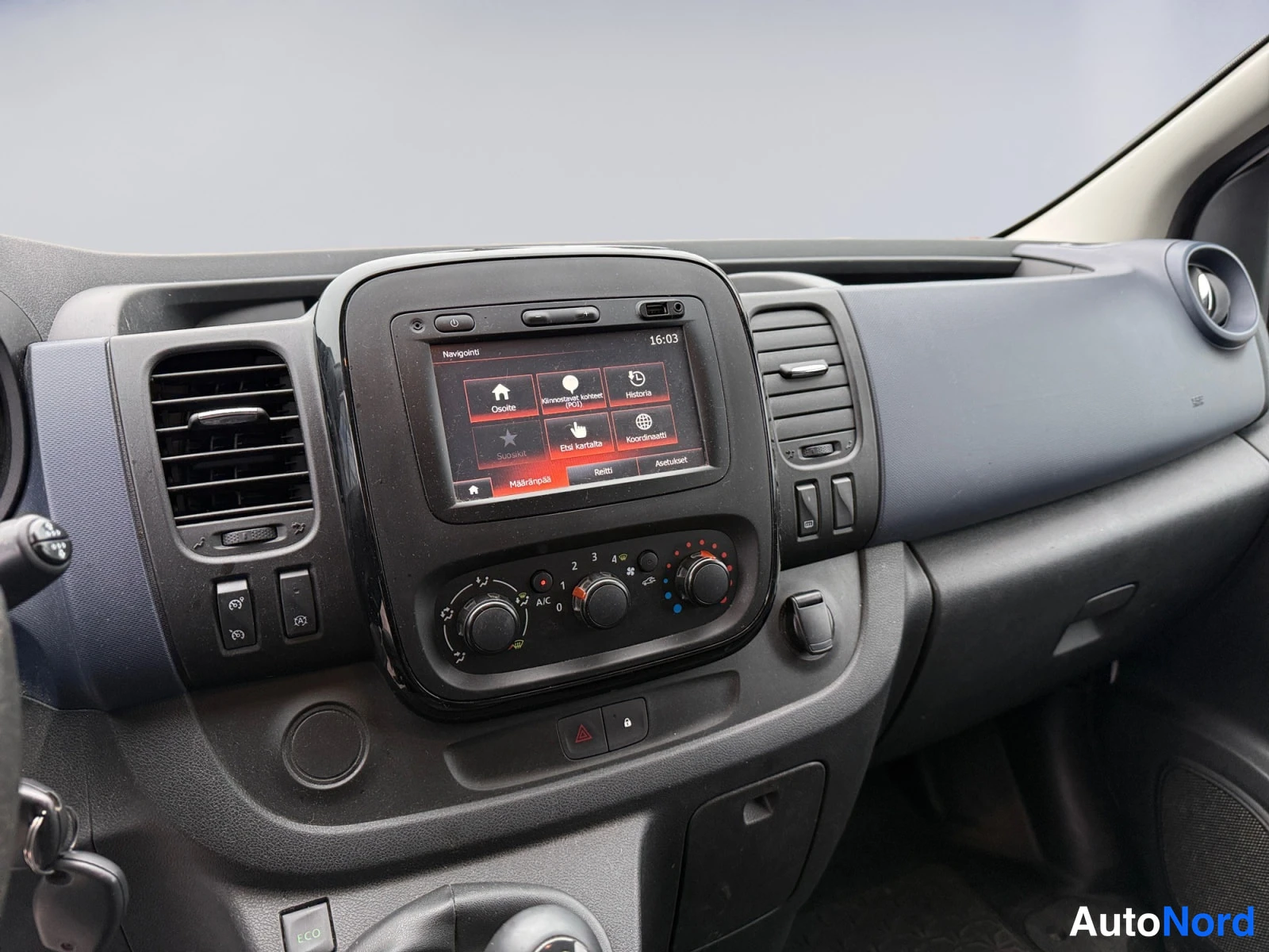 Valkoinen Opel Vivaro 2017, ohjaamo, kuva 11