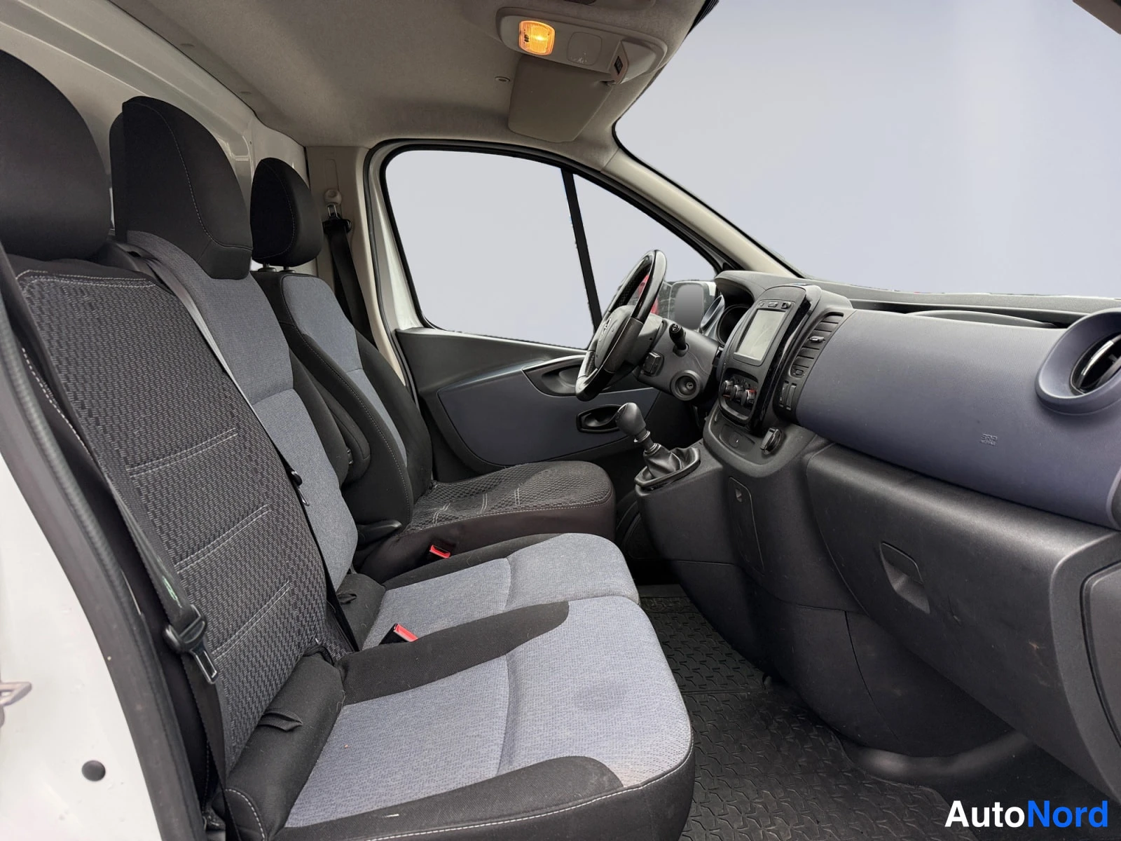 Valkoinen Opel Vivaro 2017, ohjaamo, kuva 12