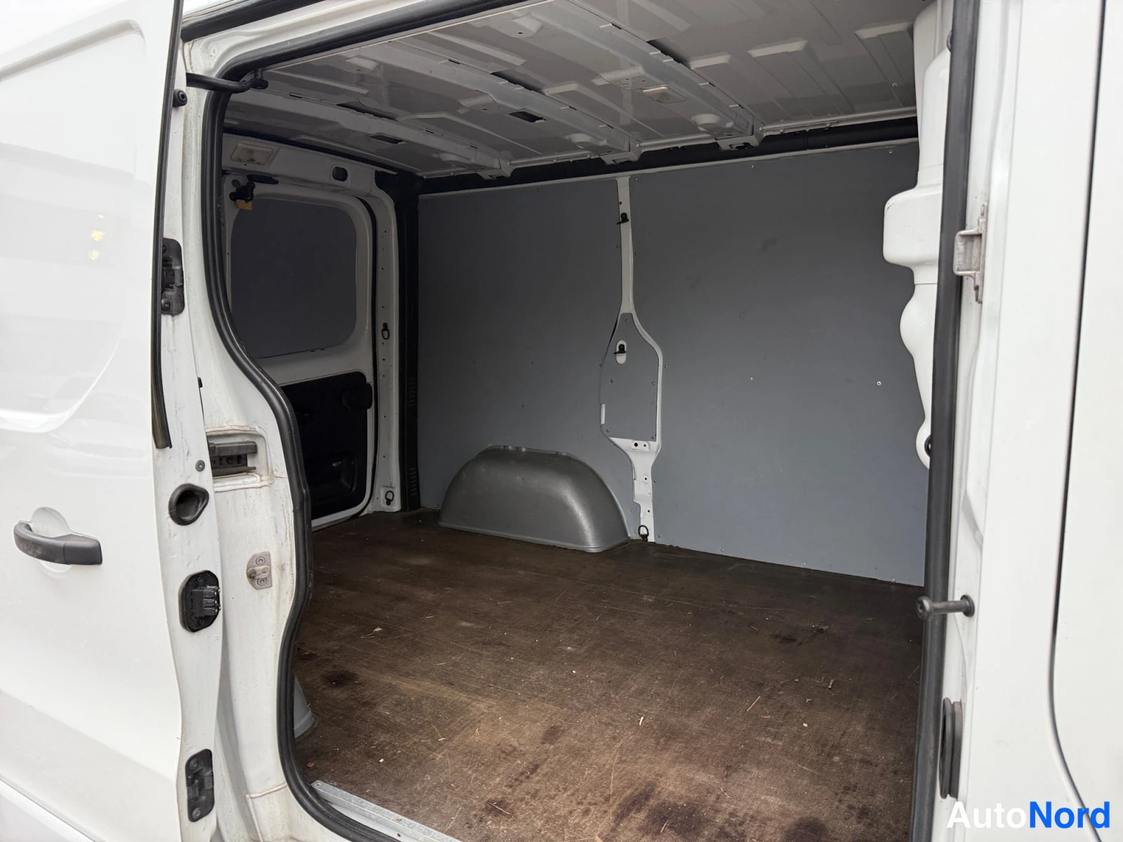 Valkoinen Opel Vivaro 2017, tavaratila, kuva 14