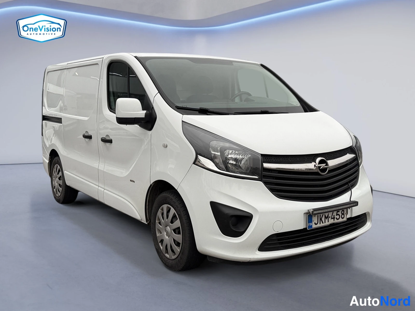 Valkoinen Opel Vivaro 2017, etuviisto, keula oikealle, kuva 2
