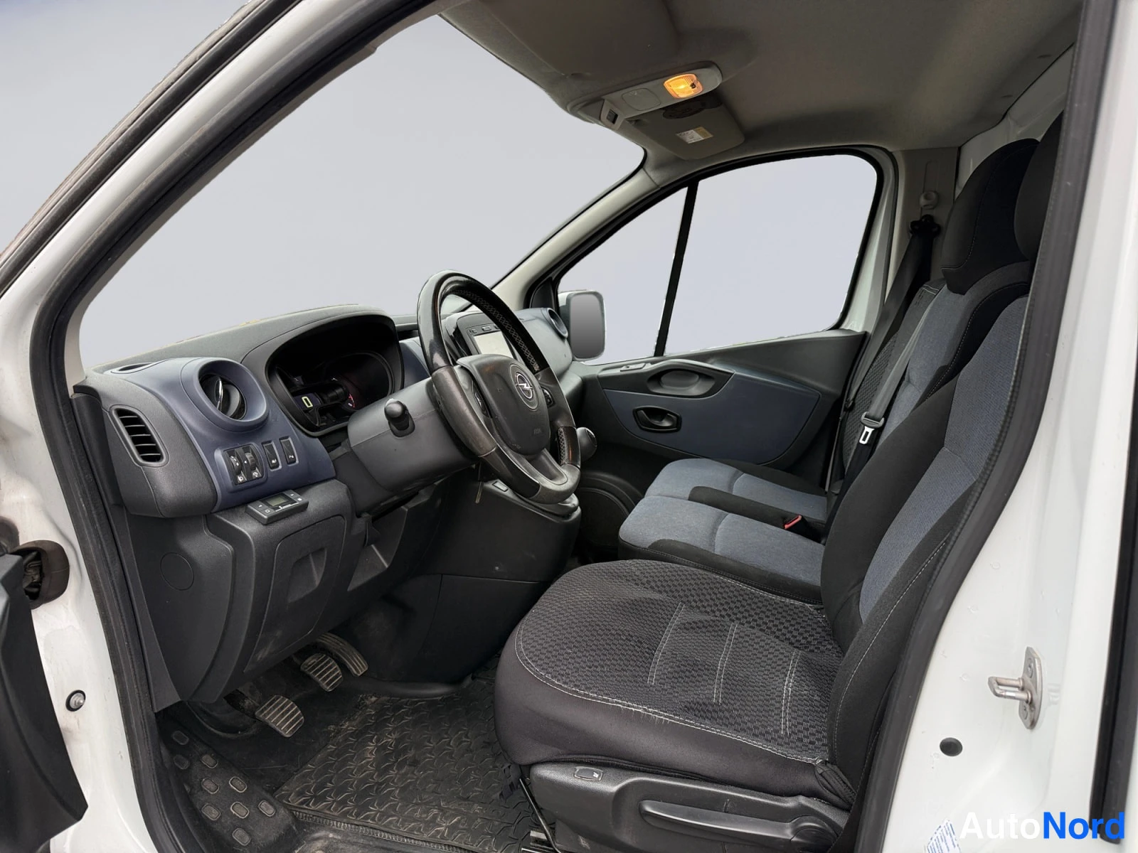Valkoinen Opel Vivaro 2017, ohjaamo, kuva 9