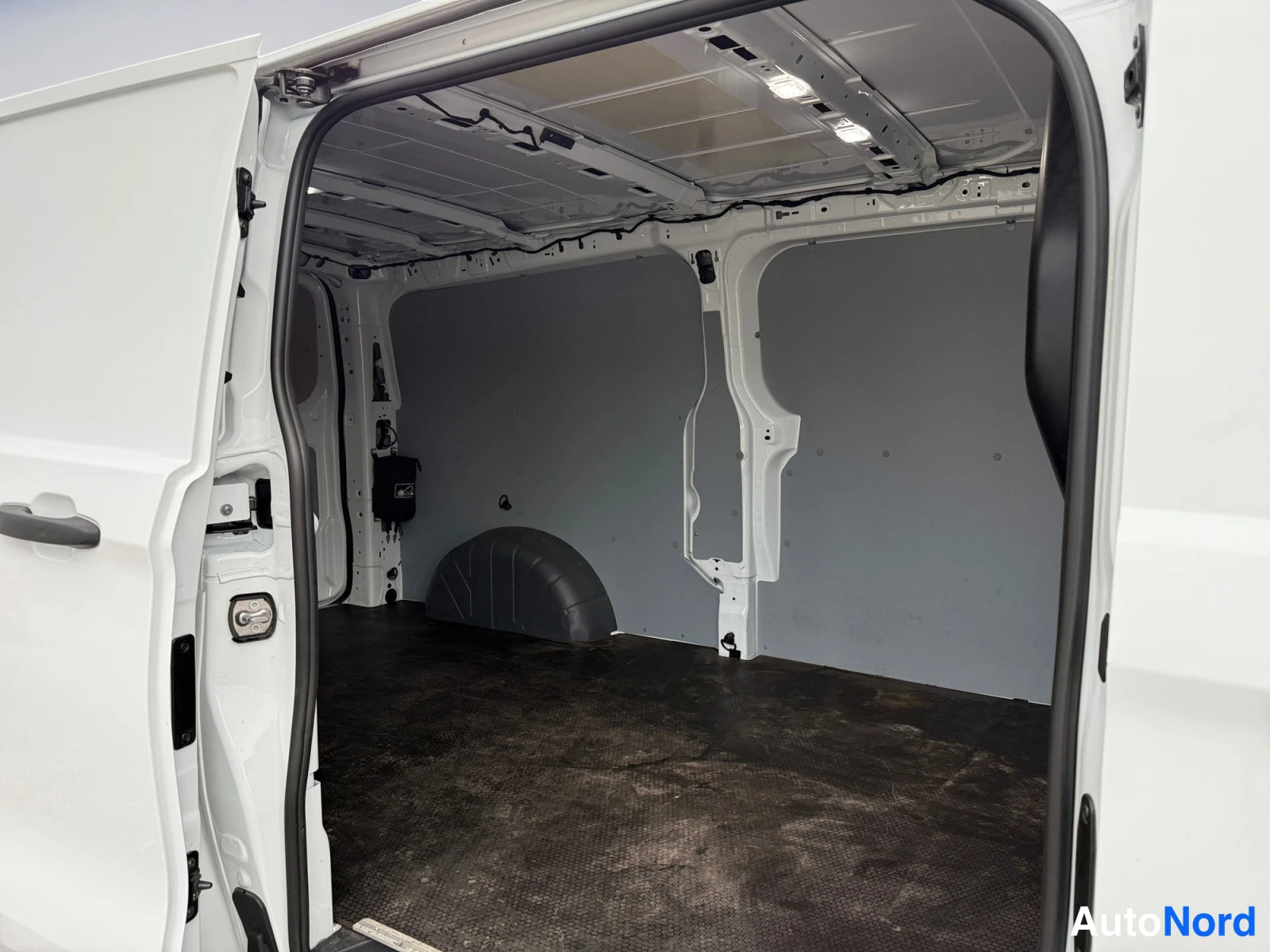 Valkoinen Ford Transit Custom 2026, tavaratila, kuva 11