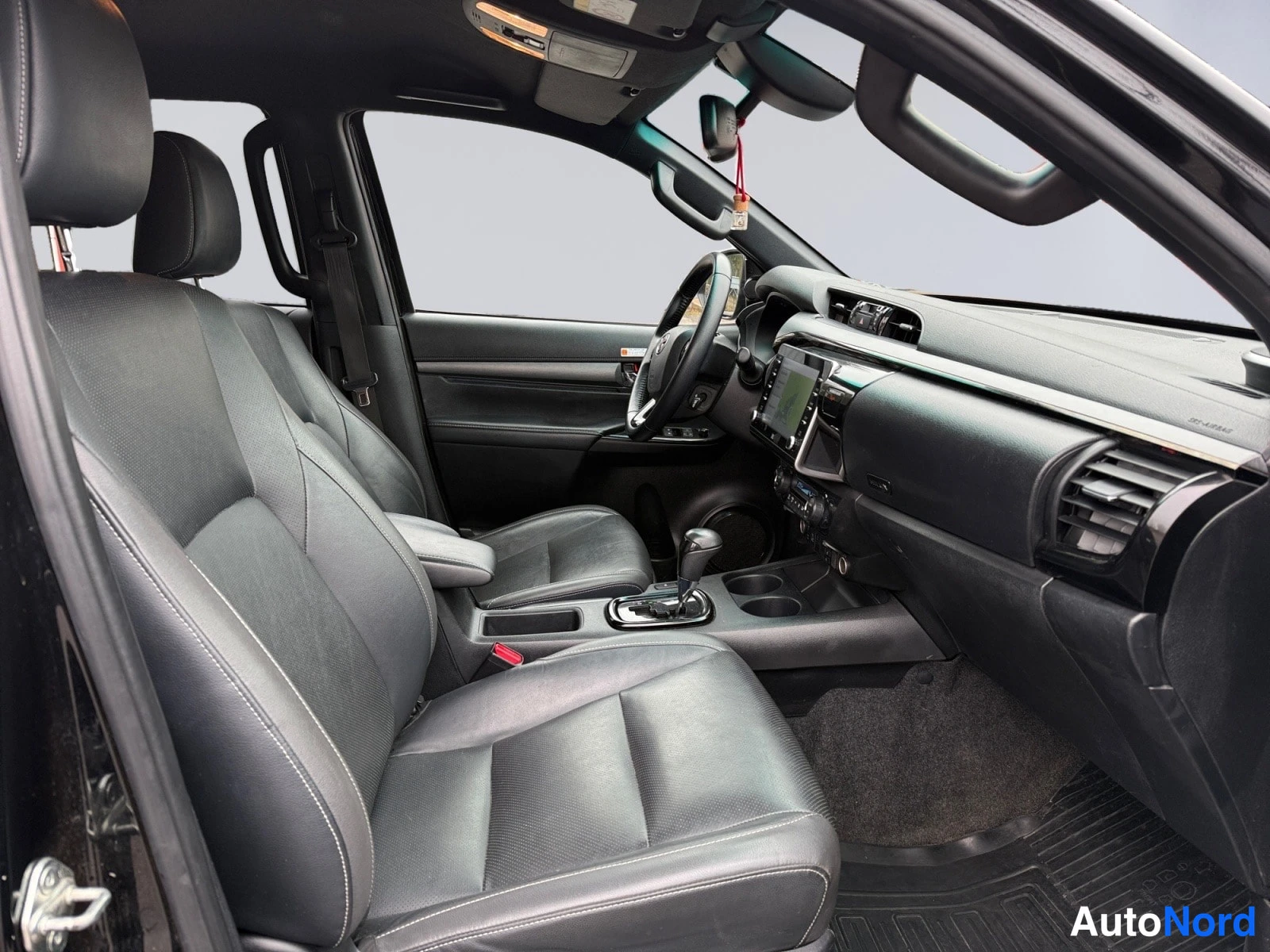 Musta Toyota Hilux 2022, ohjaamo, kuva 10