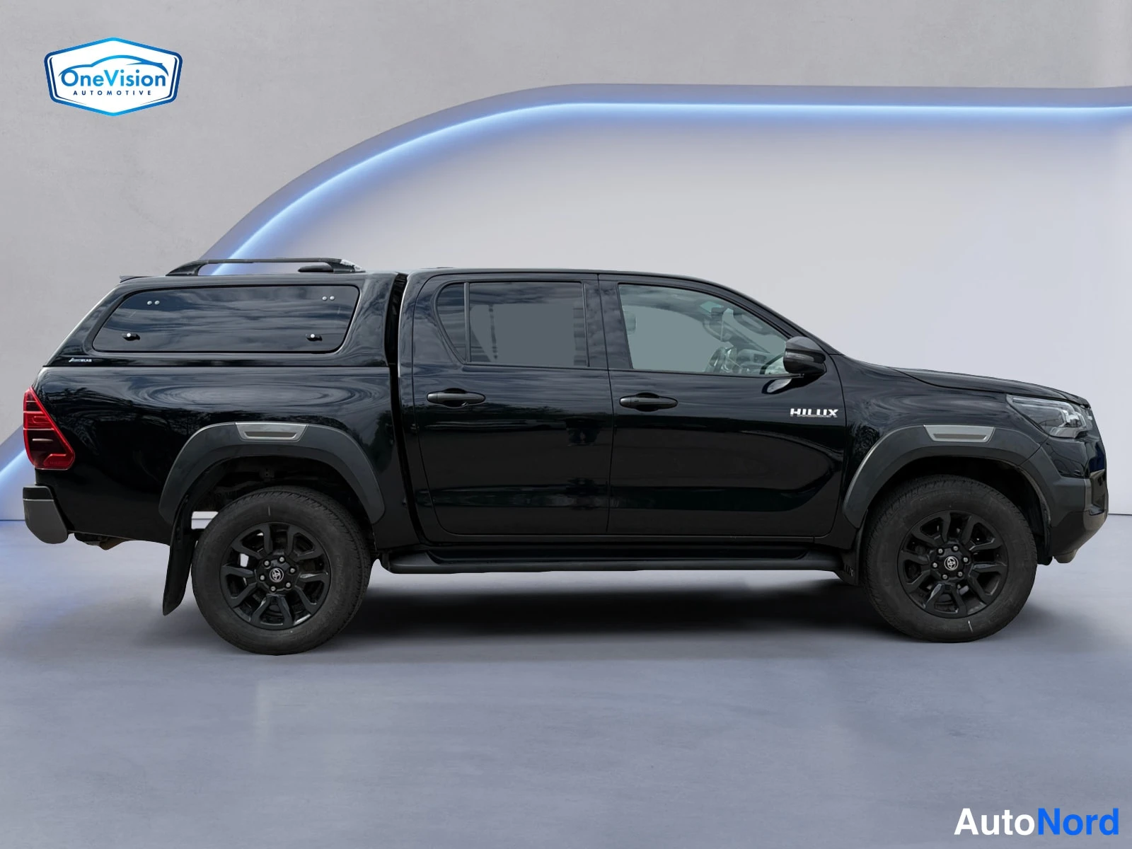 Musta Toyota Hilux 2022, sivulta, kuva 4