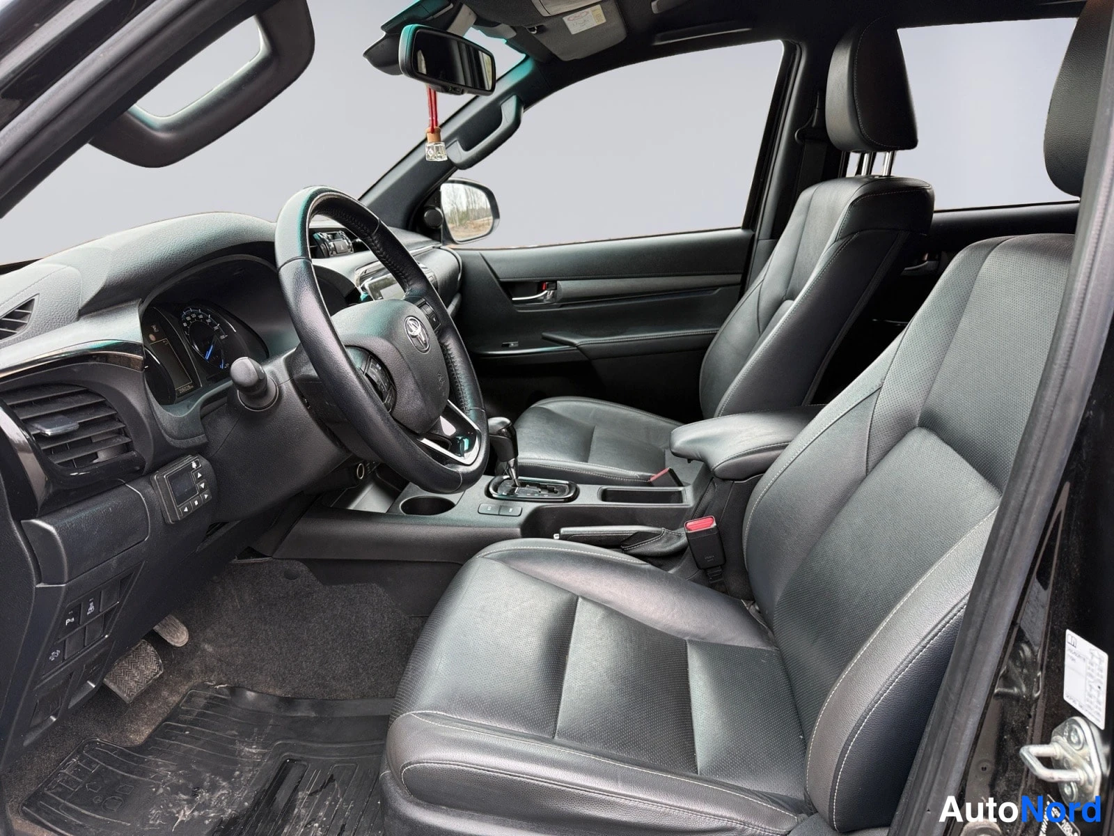 Musta Toyota Hilux 2022, etuistuimet, kuva 11