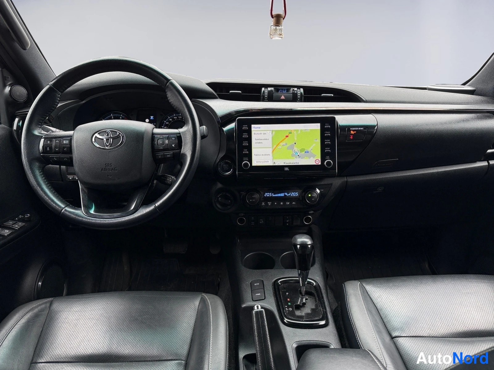 Musta Toyota Hilux 2022, ohjaamo, kuva 9