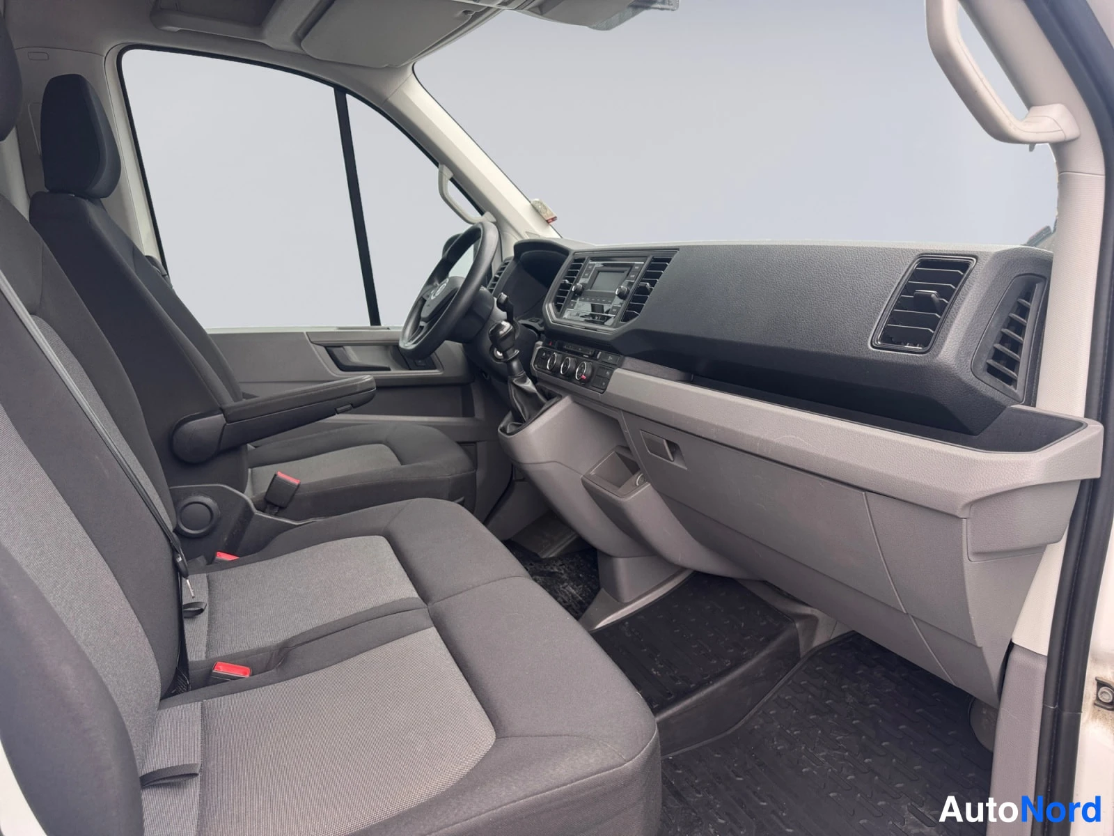 Valkoinen Volkswagen Crafter 2021, etuistuimet, kuva 11