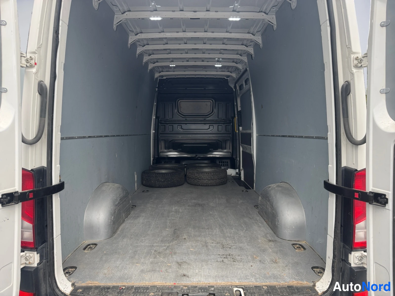Valkoinen Volkswagen Crafter 2021, tavaratila, kuva 12