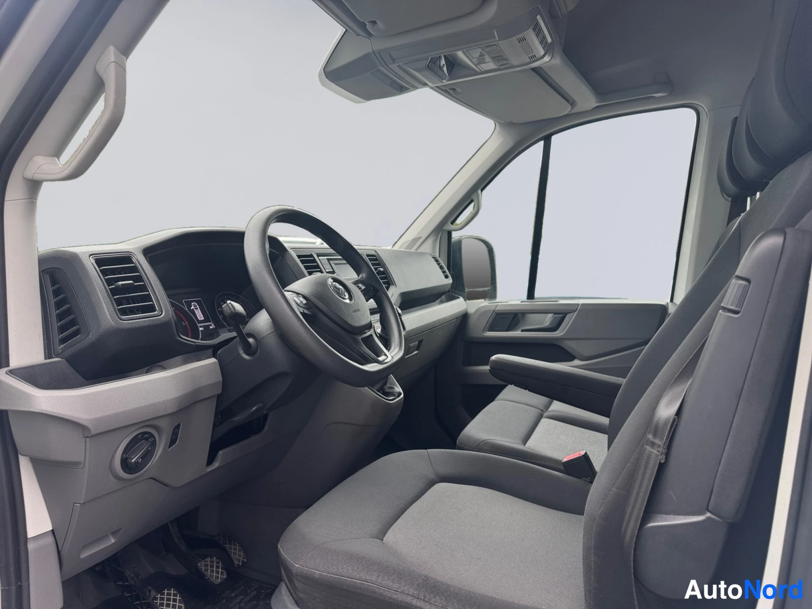 Valkoinen Volkswagen Crafter 2021, ohjaamo, kuva 8