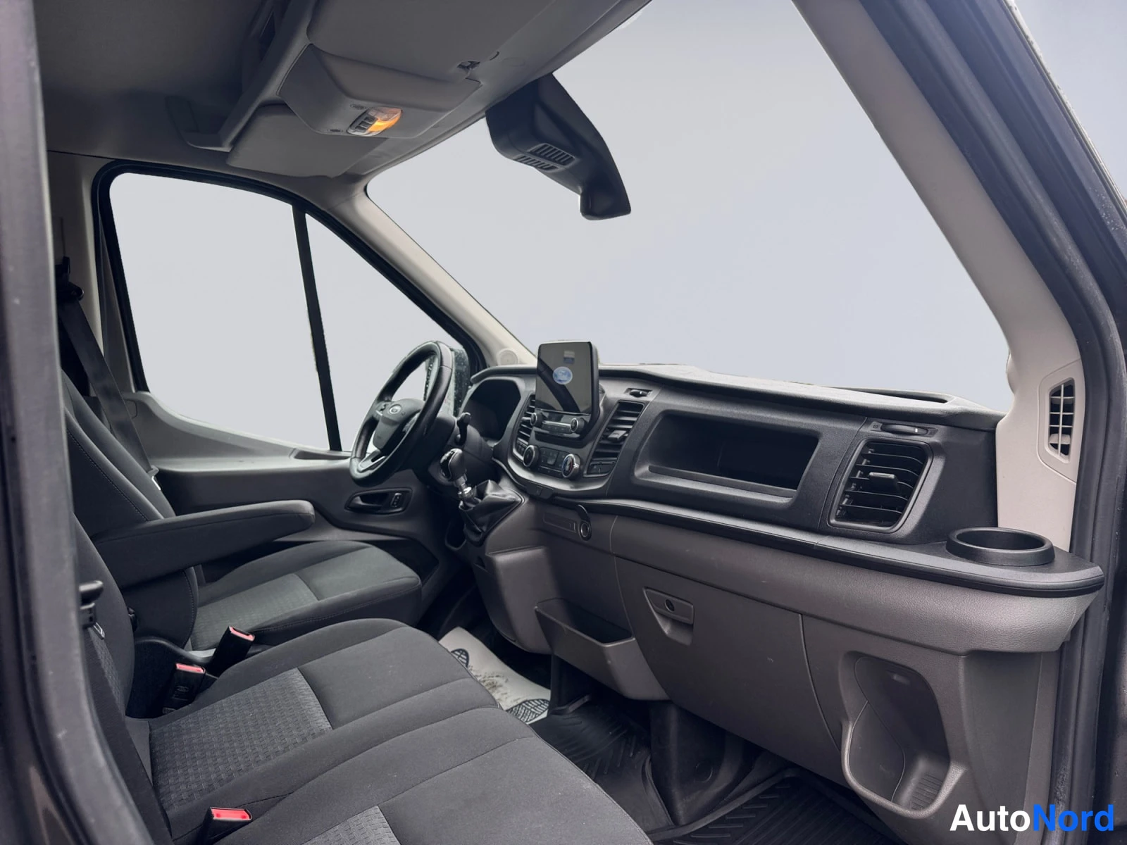 Harmaa Ford Transit 2021, ohjaamo, kuva 9