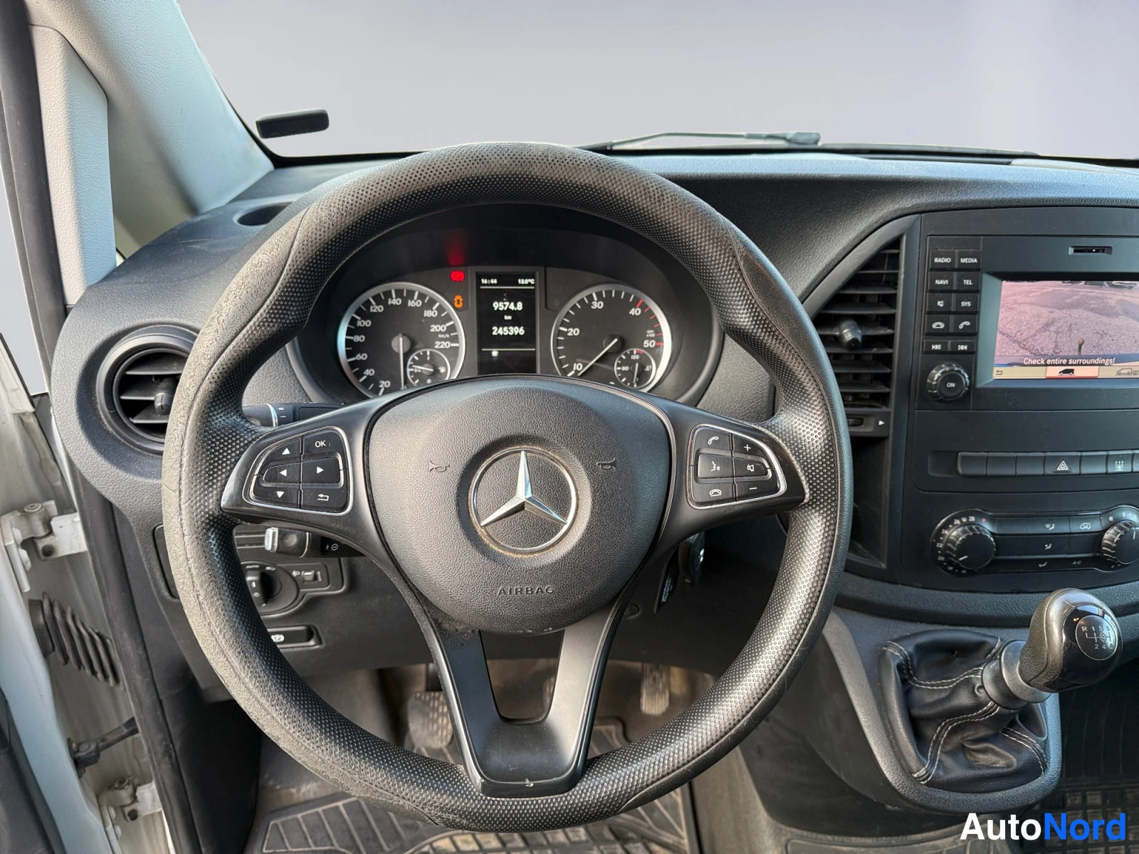 Musta Mercedes-Benz Vito 2018, ohjaamo, kuva 10
