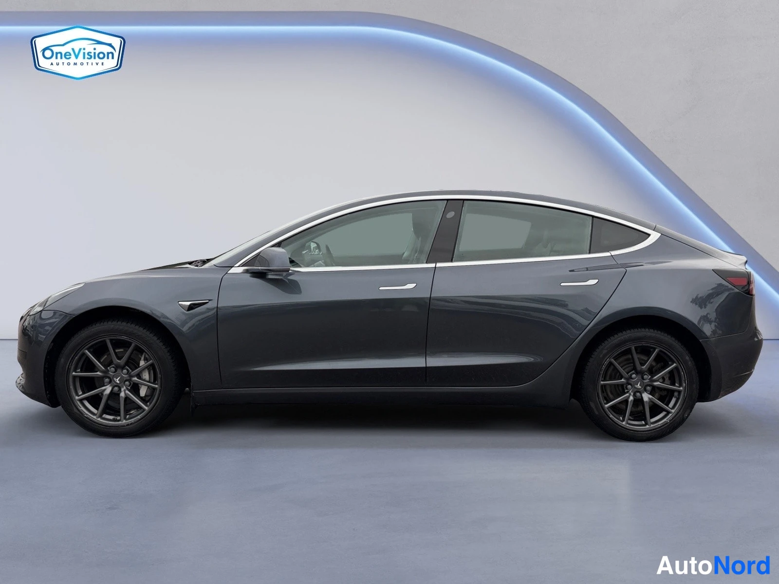 Harmaa Tesla Model 3 2019, sivulta, kuva 4